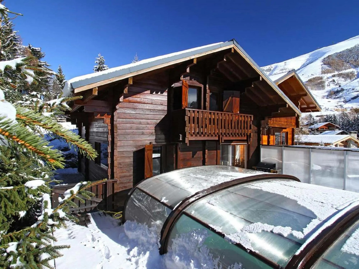 Beautiful chalet with a sauna and private pool in Les Deux Alpes