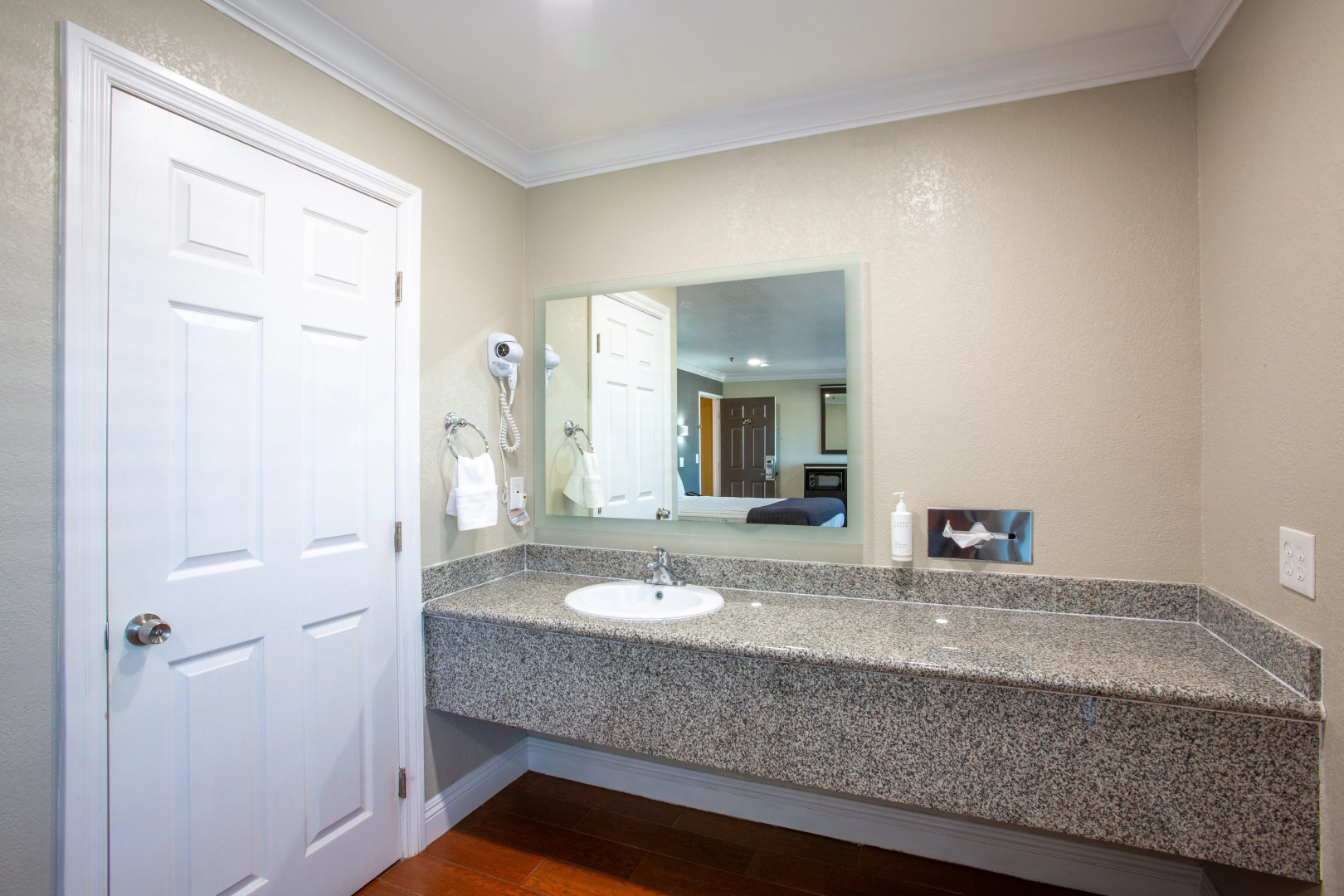 Elev8 Hotel Los Angeles LAX