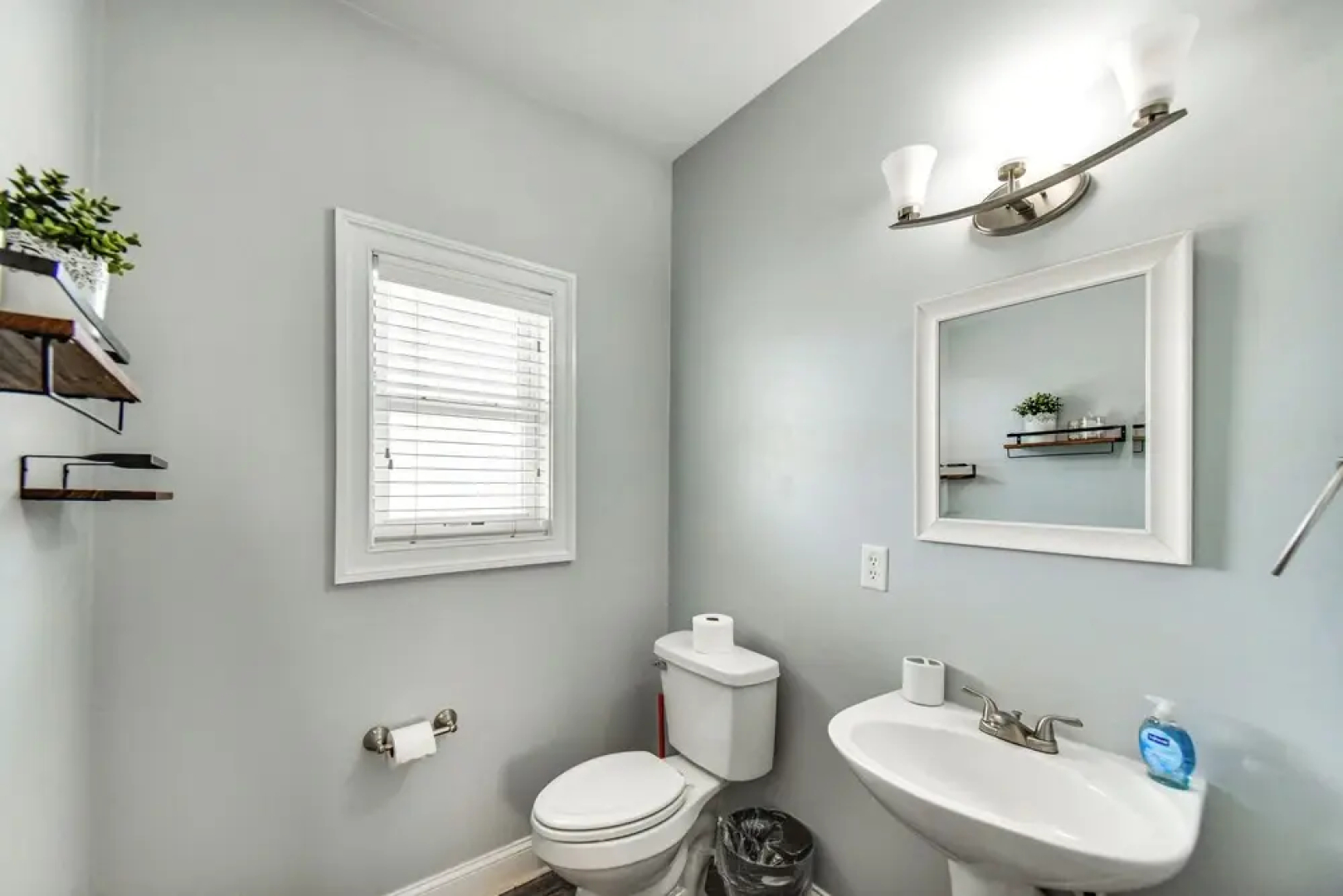 Inviting Norfolk Family Retreat: 1 Block to Beach!
