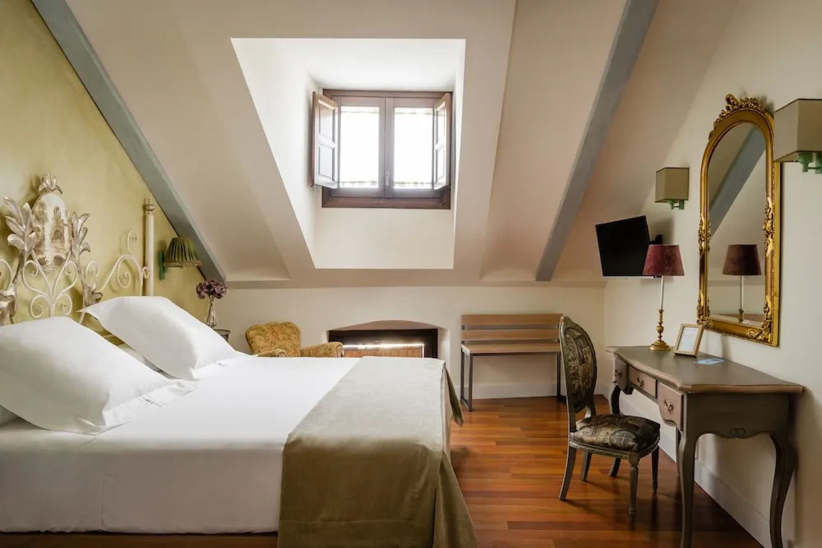 Hotel  YIT La Casona del Arco