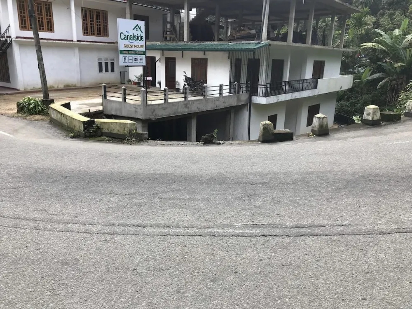 Canalside Villa & Guest House