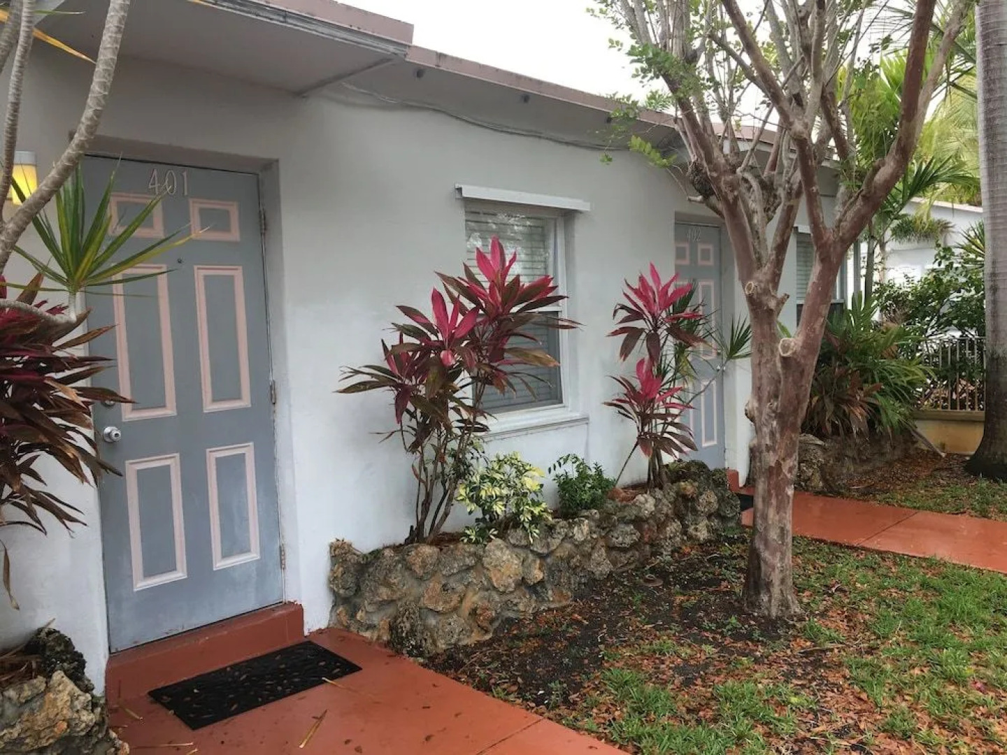 Richards Motel Courtyard