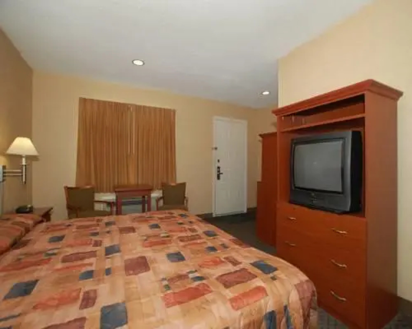 Econo Lodge Inn & Suites Downtown