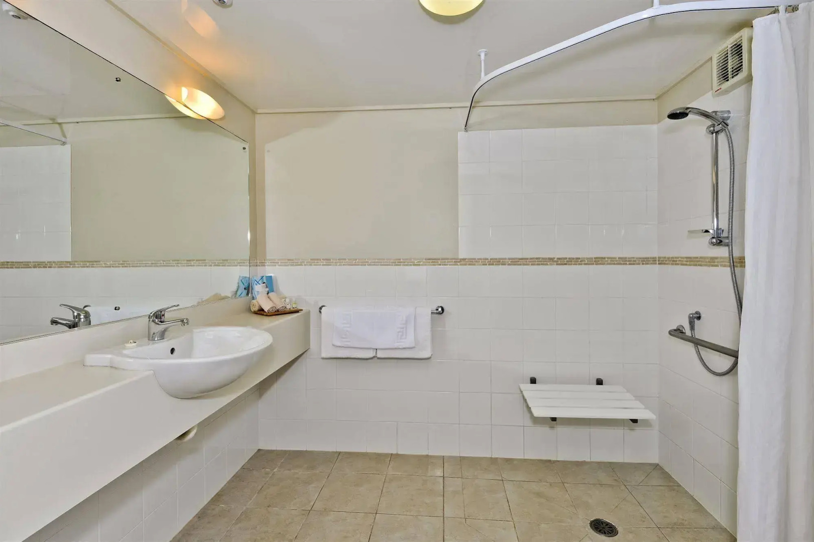 Whangaparaoa Lodge Motel