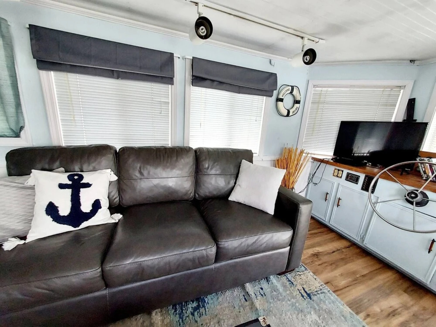 2 Story Houseboat Seeking a Captain Fishpets Ok