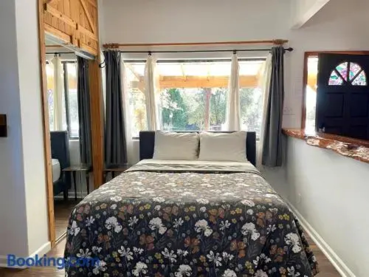 Sierra Mountain Lodge