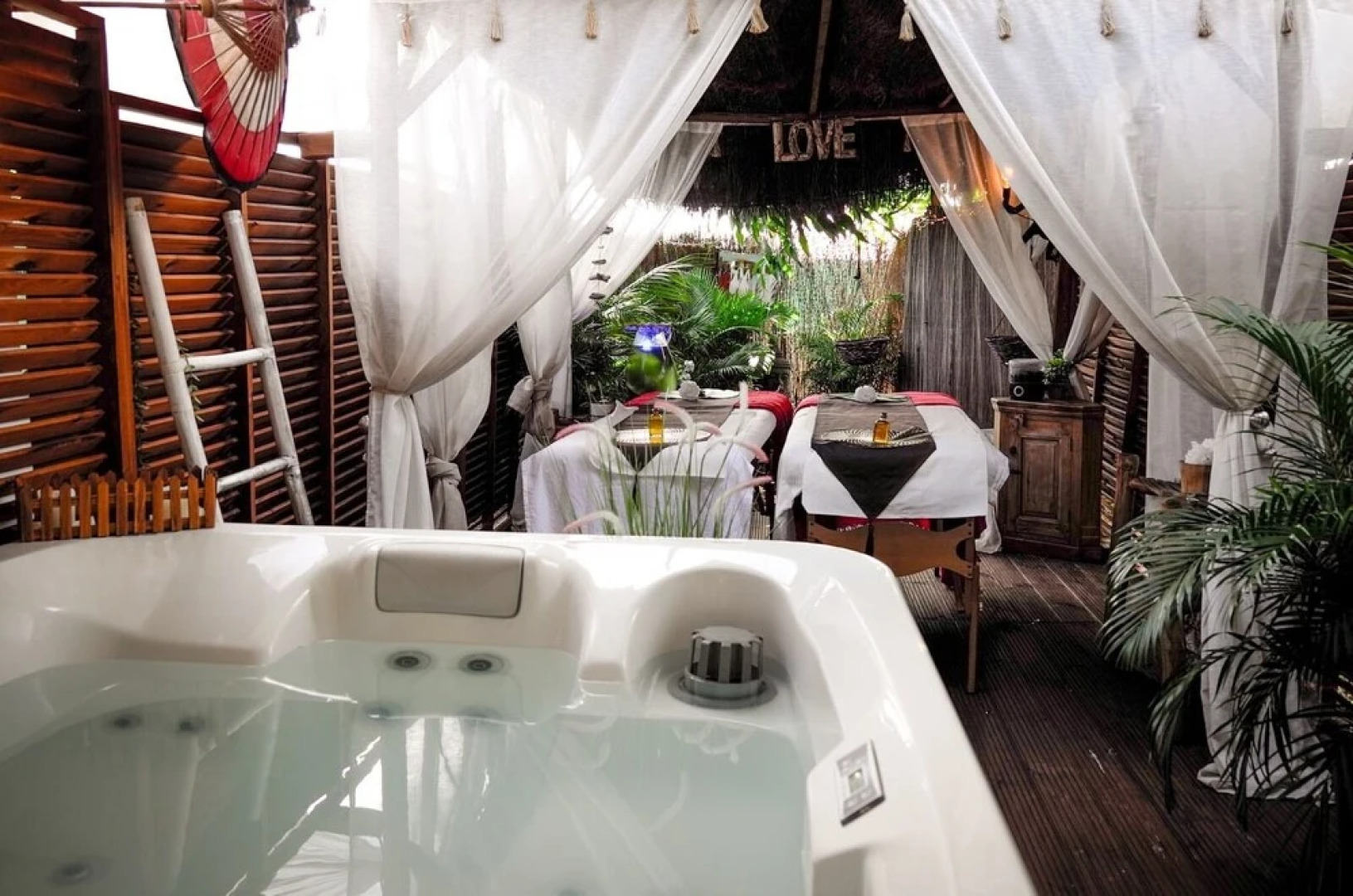 Aqua Zen Spa Lodge Tiki Hut