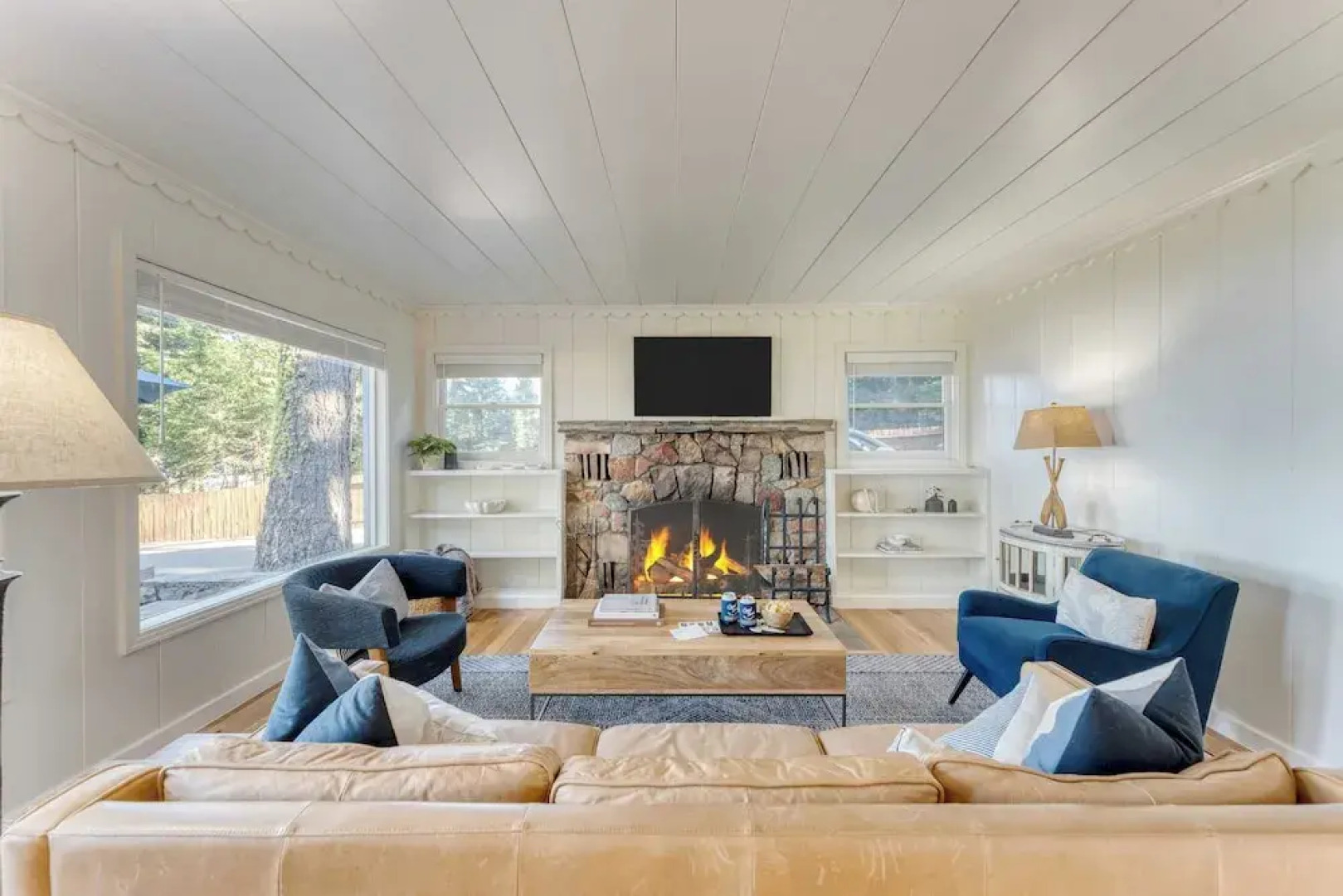 West Shore Lake House by Avantstay Ski Cabin w/ Backyard Sledding Hill!