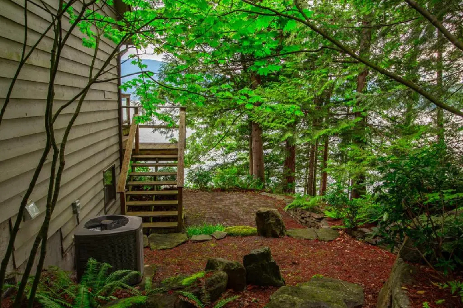 The Overlook, Luxury Lakeside Home with Dock