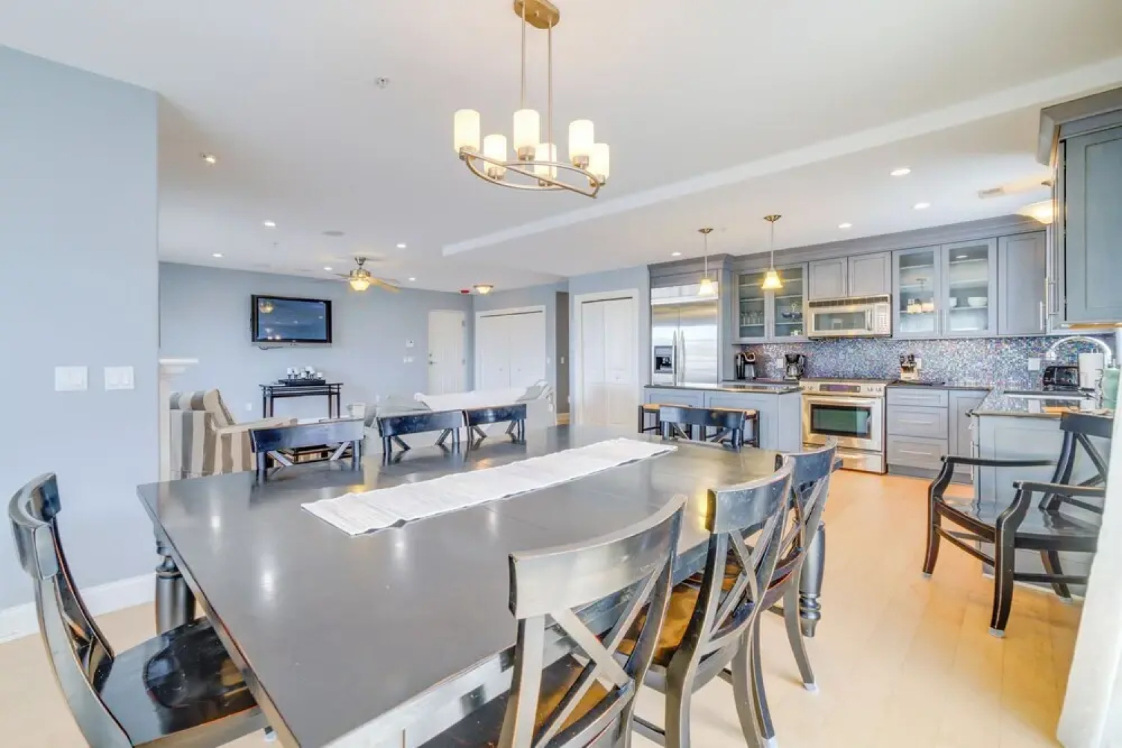 Charming New Buffalo Condo: Walk to Lake Michigan!