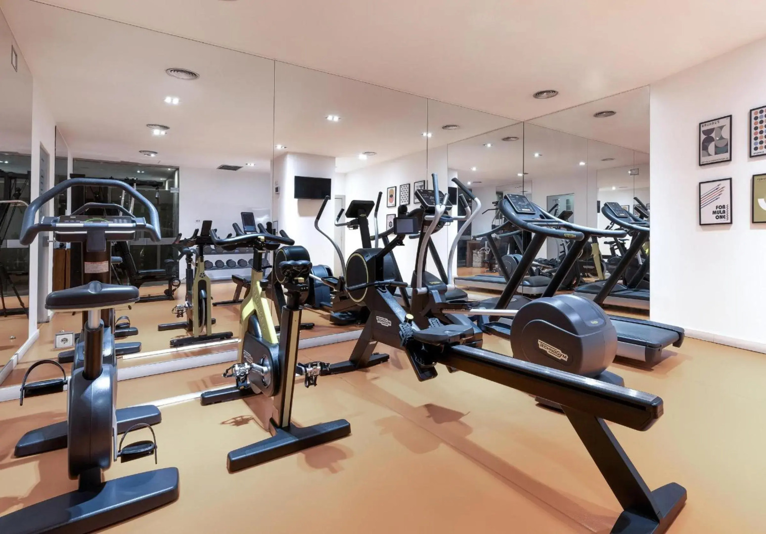 Отель Barcelona Condal Mar Affiliated by Meliá