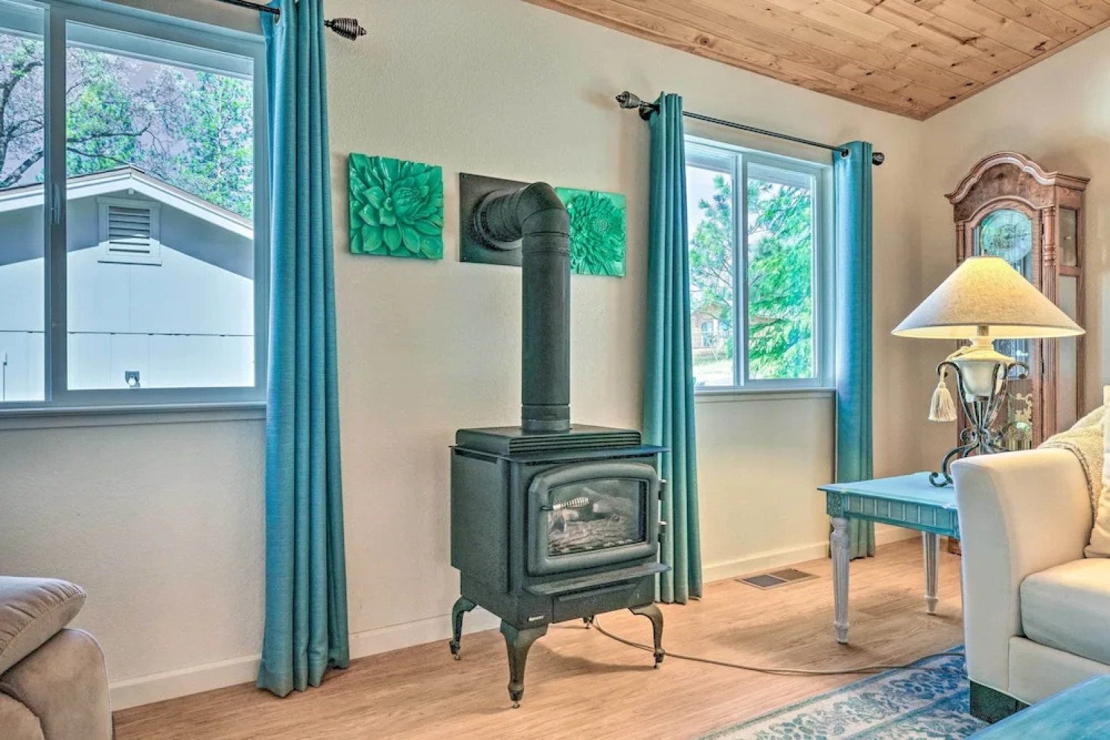 Community Perks: Welcoming Groveland Home