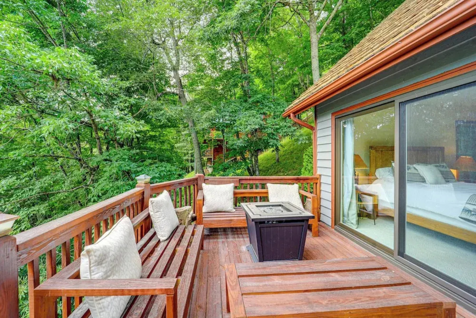 1 Mi to Otter Falls: Mtn-view Gem w/ Deck