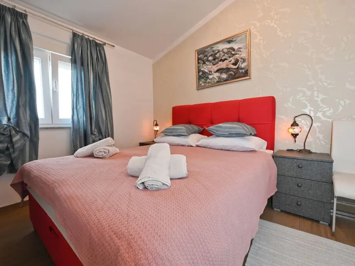 Home With Swimming Pool & Outdoor Kitchen