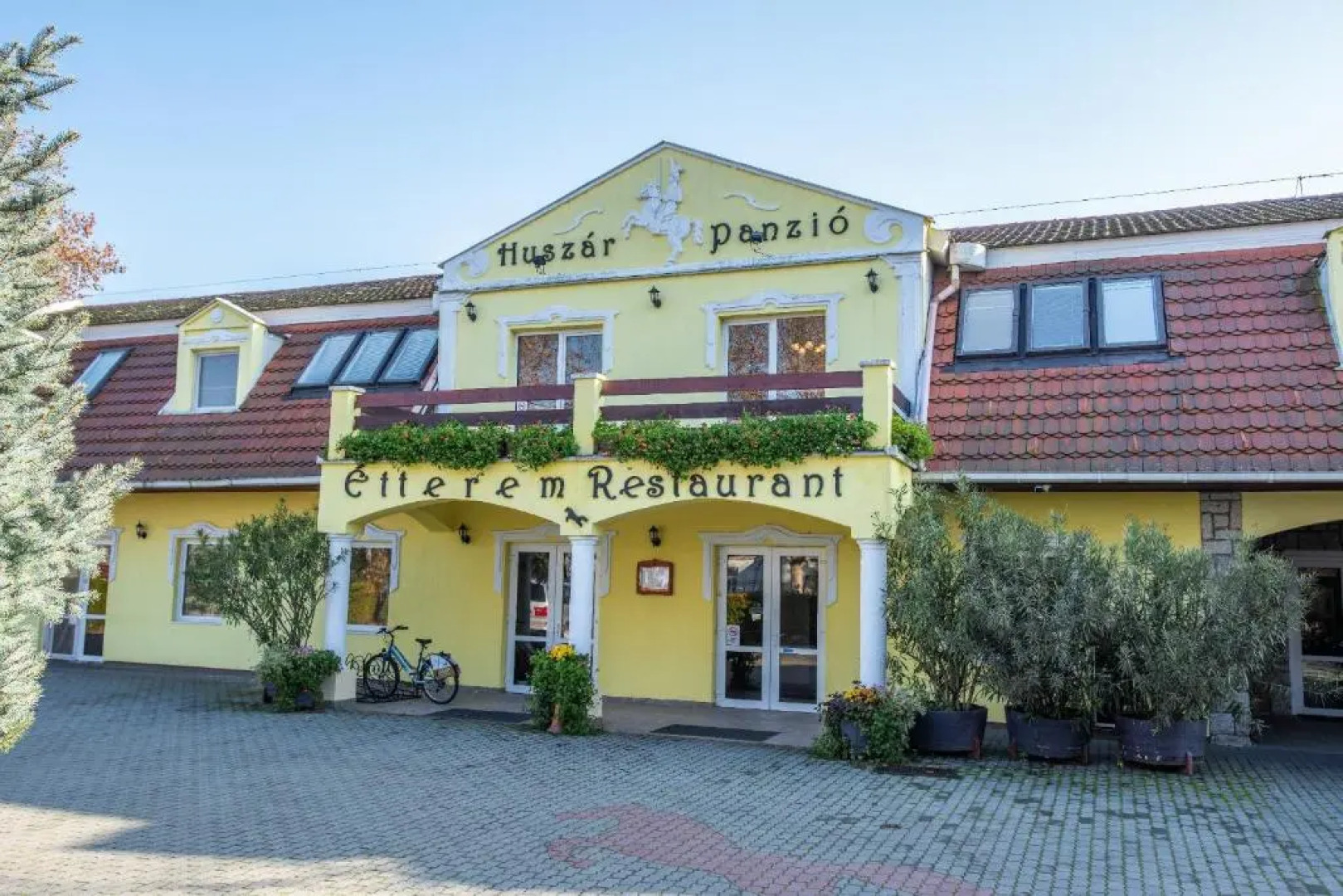 Huszár Panzió és Étterem