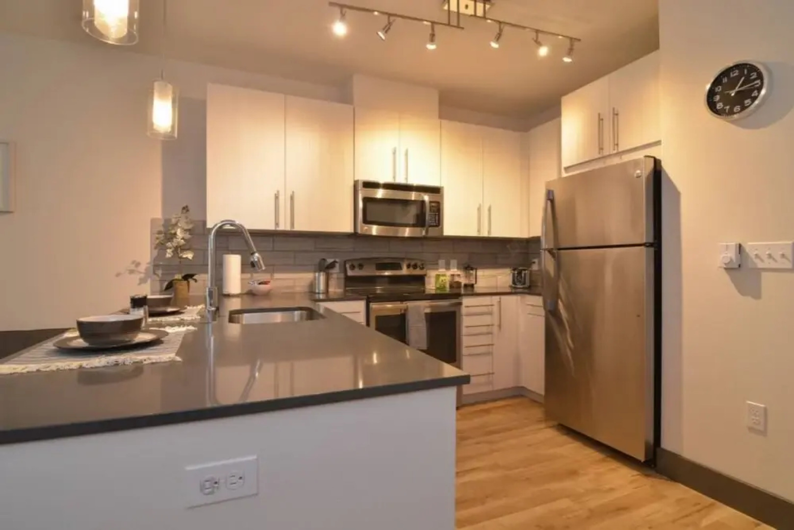 Waterfront Modern Studio Rooftop Views