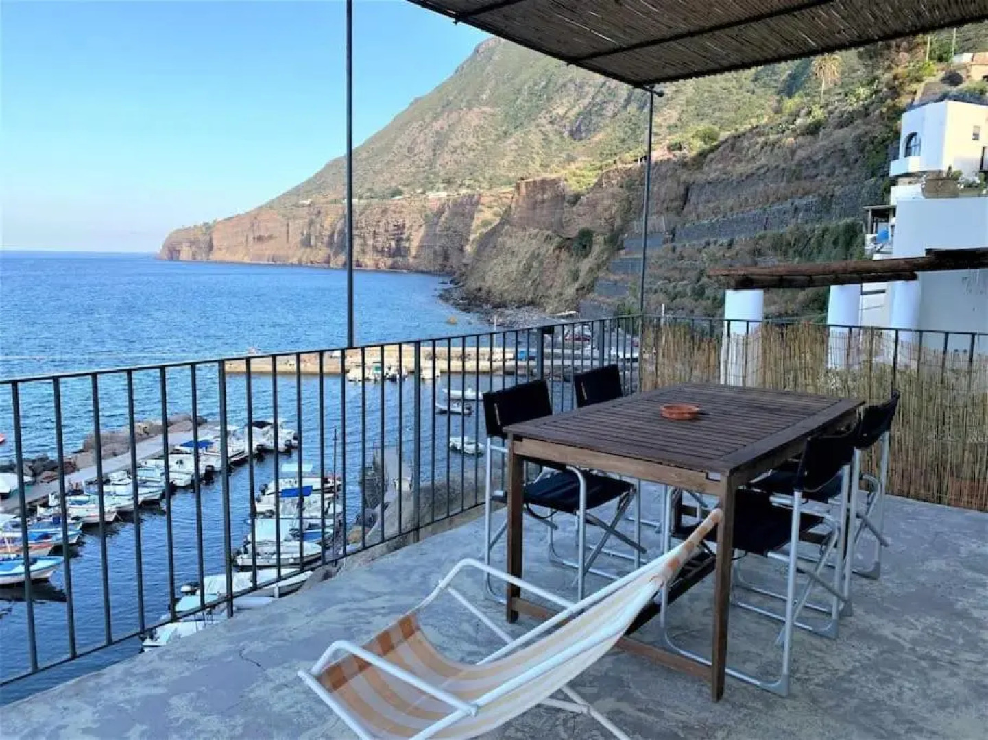 House Uva - on the port of Scalo Galera, Salina