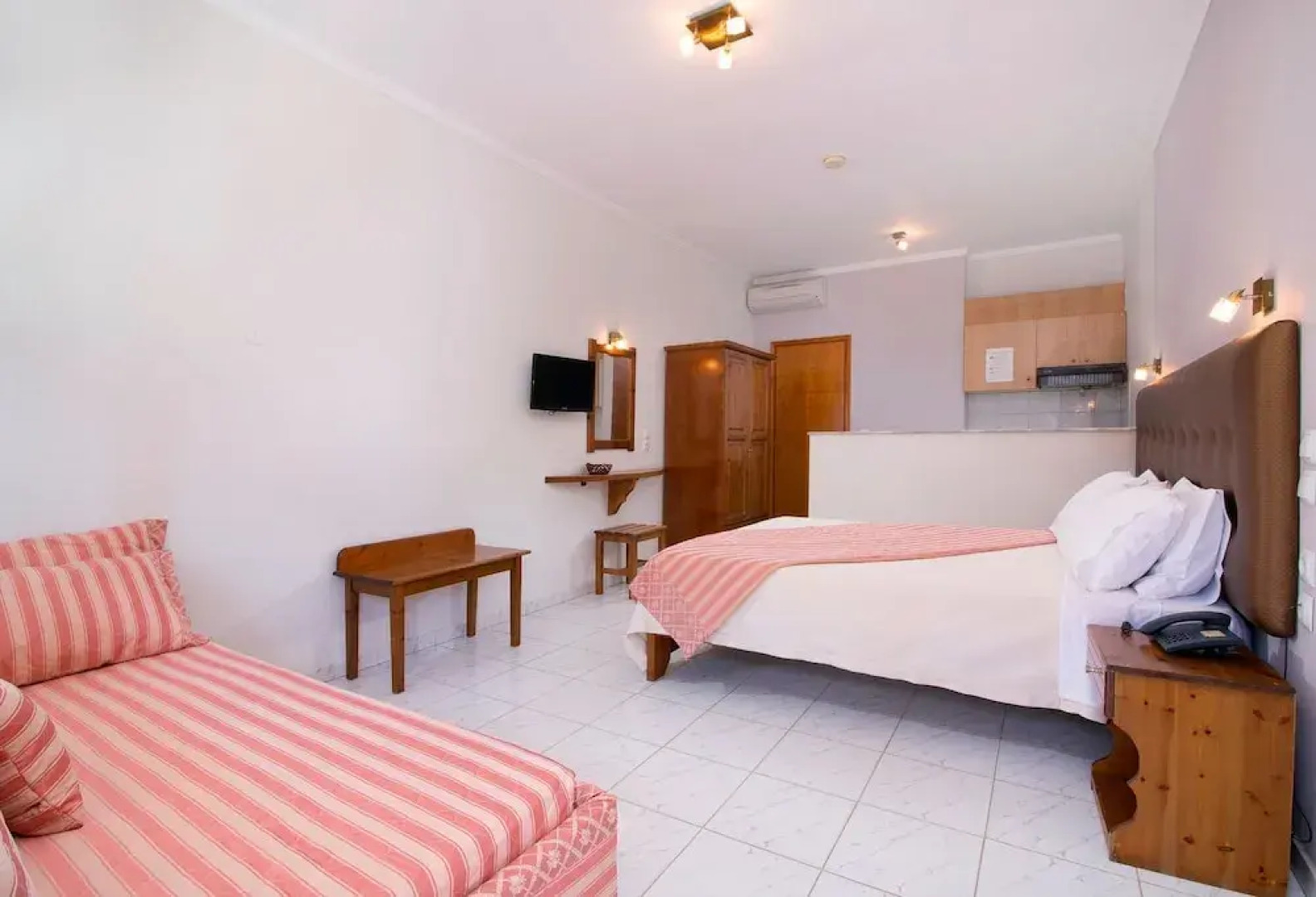 Kamelia & Semeli Hotel