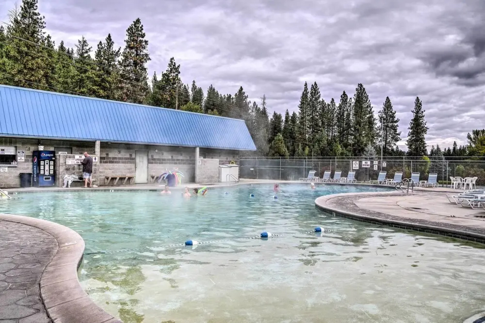 Hillside Hideaway: Warm & Cozy Terrace Lakes Cabin