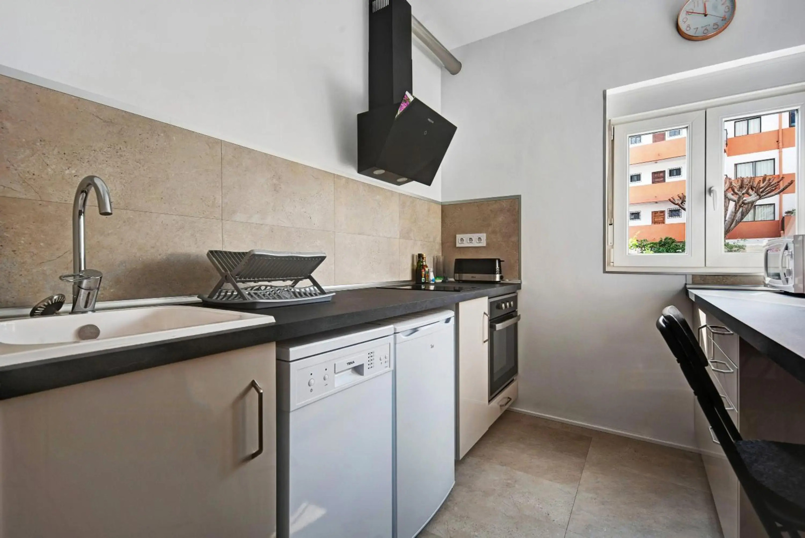 Fantastico 4 - With Large Private Terrace, Free Parking, air Conditioning, BBQ