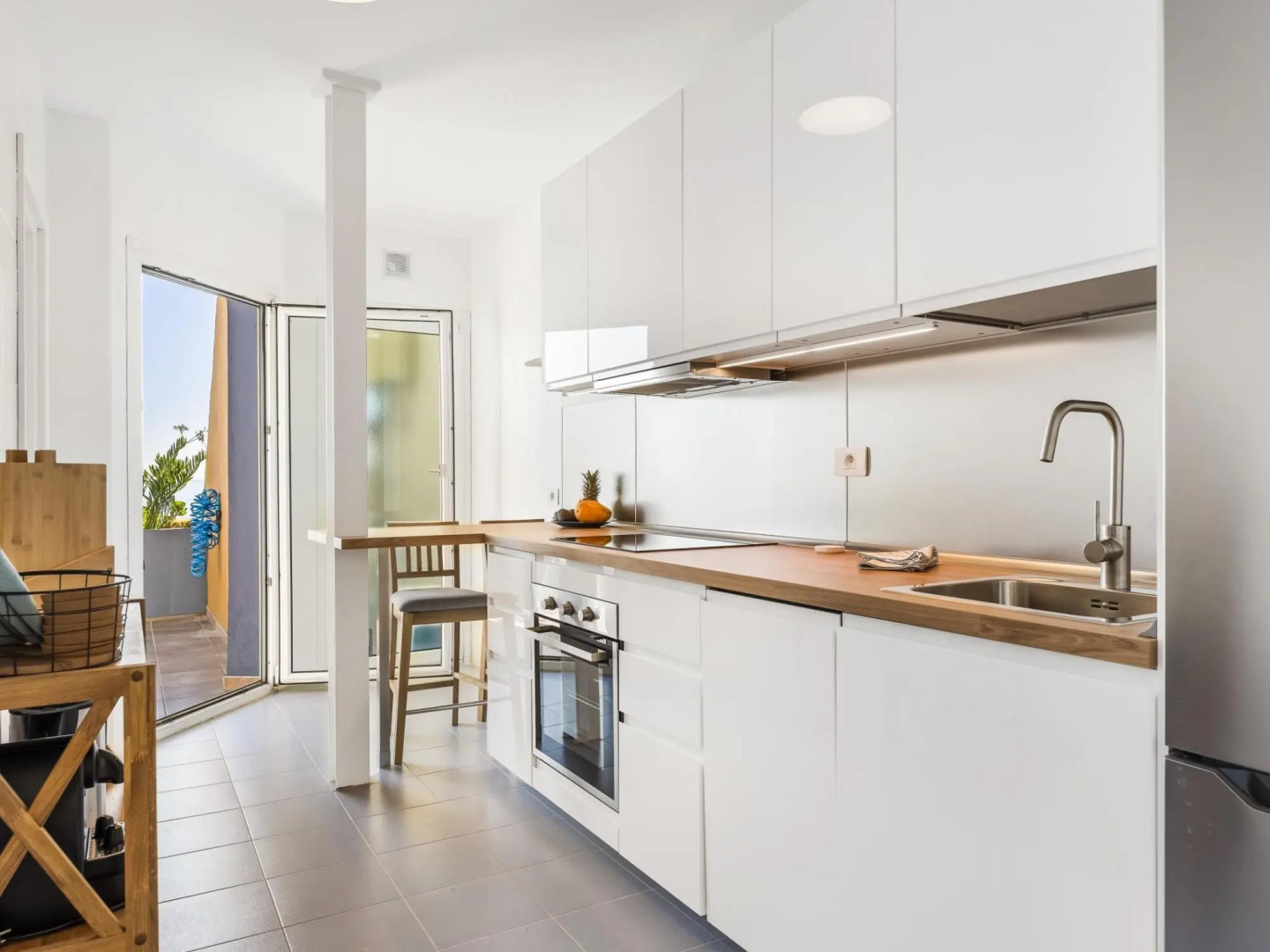 Beach apartment with terrace and private parking