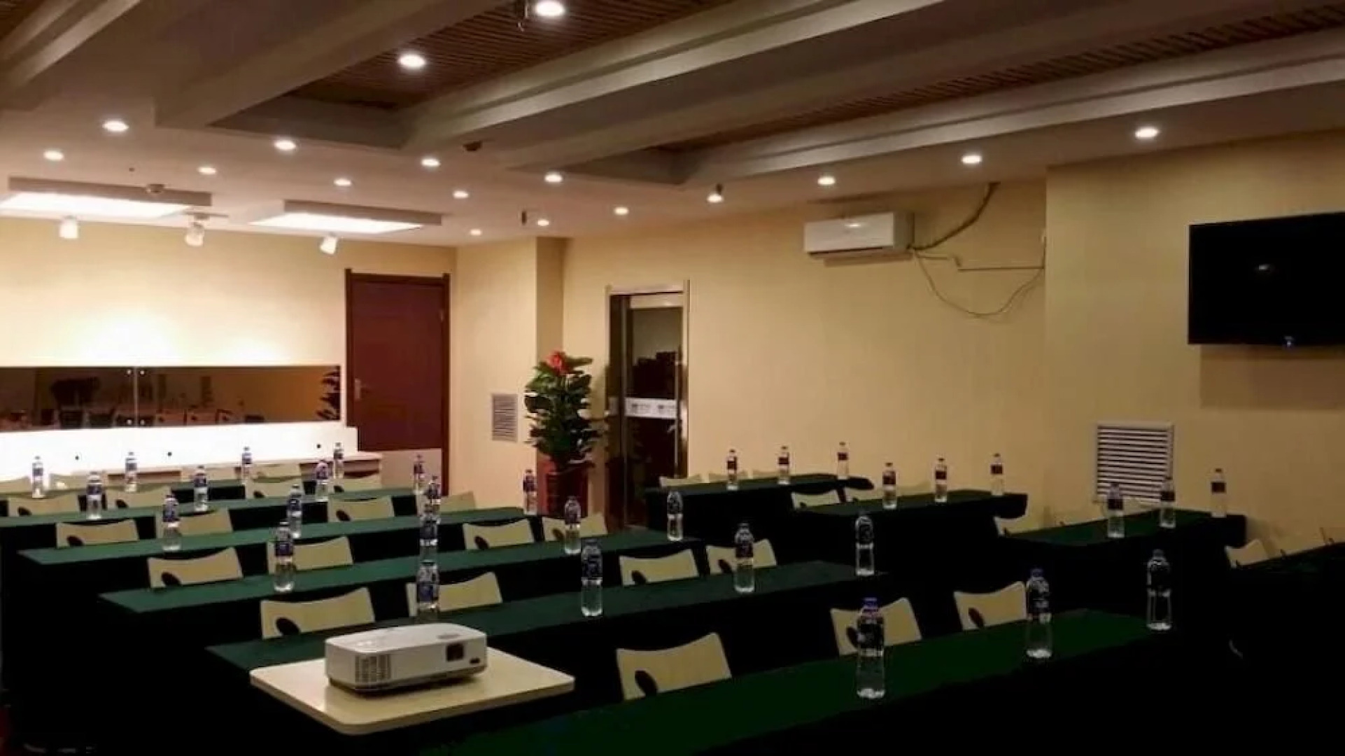 Lantuo Business Hotel