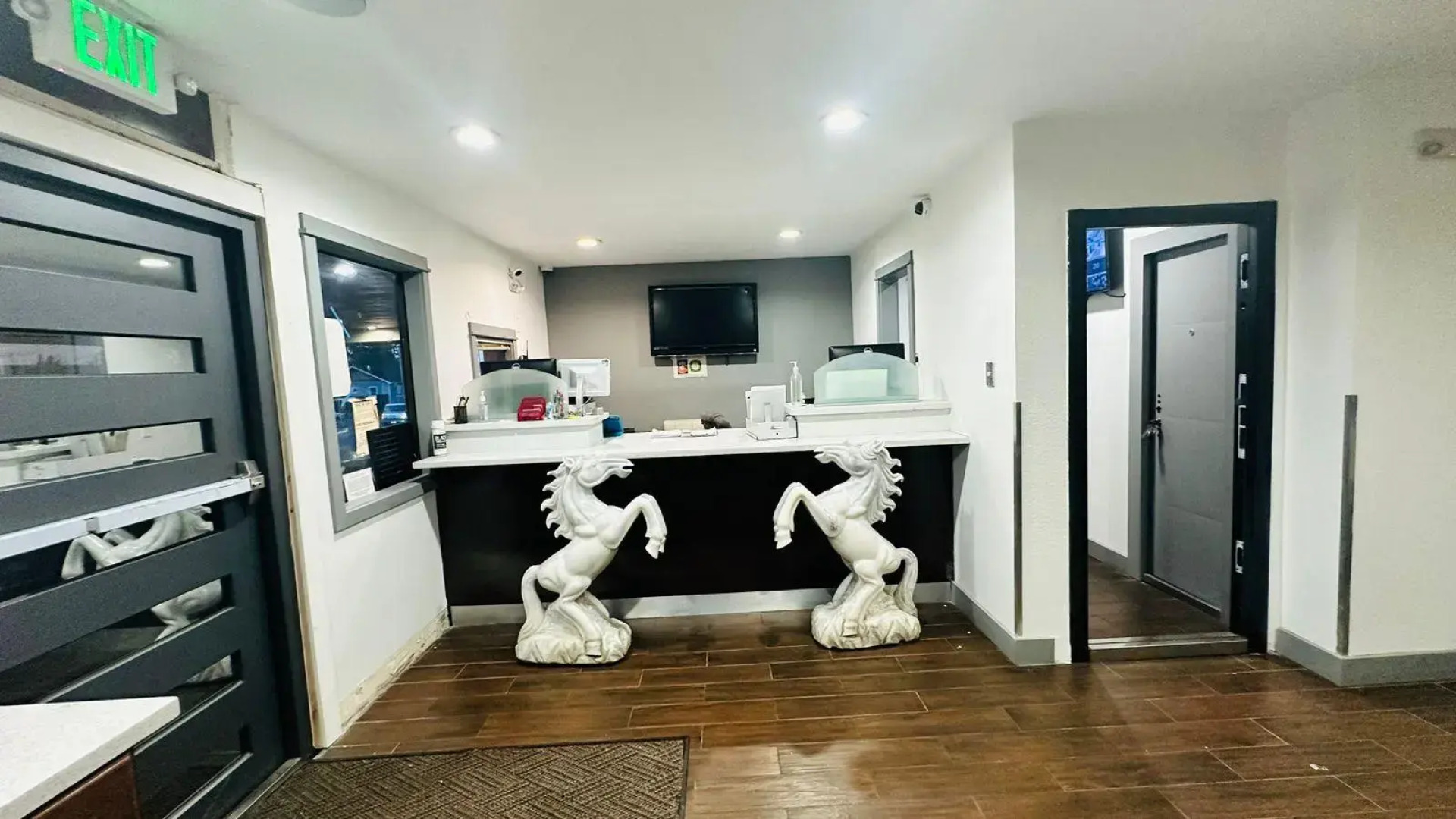 Evergreen Inn & Suites Portland Airport