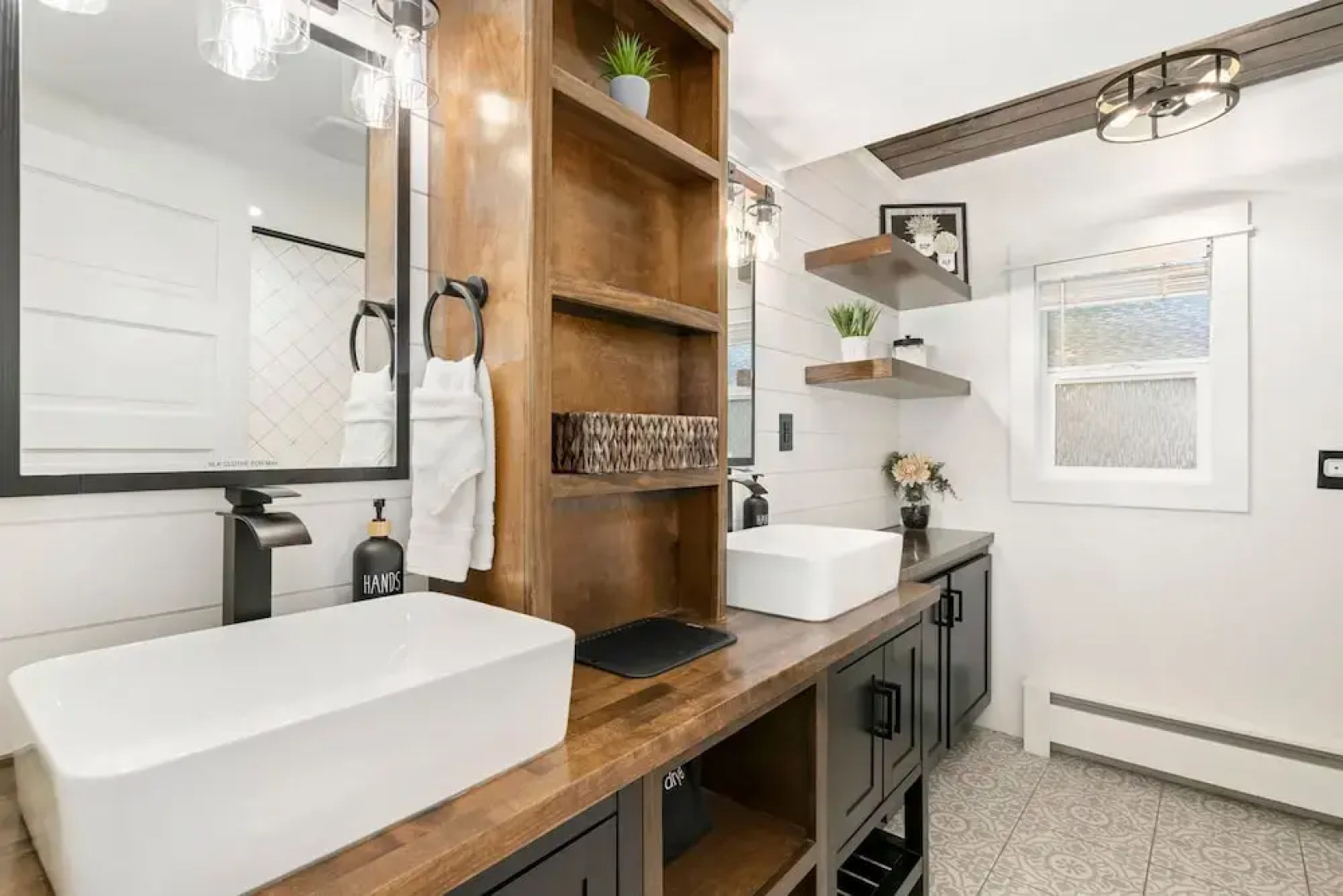 Windsor Farmhouse Family Fun, Yard & Fireplace