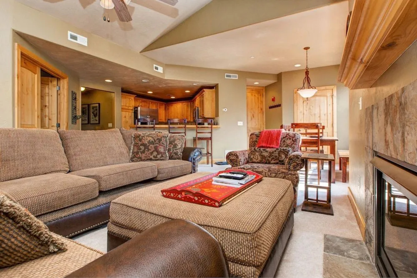 Warm and Spacious Home Base at Redstone by RedAwning