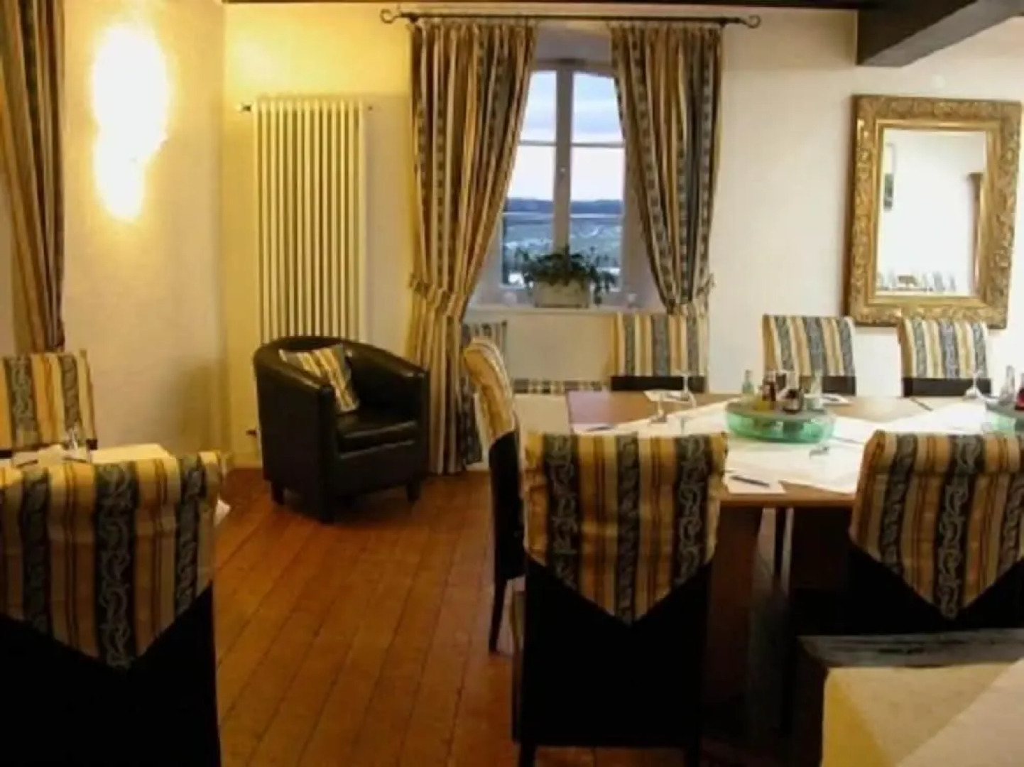 Schlosshotel Burghaus Kronenburg