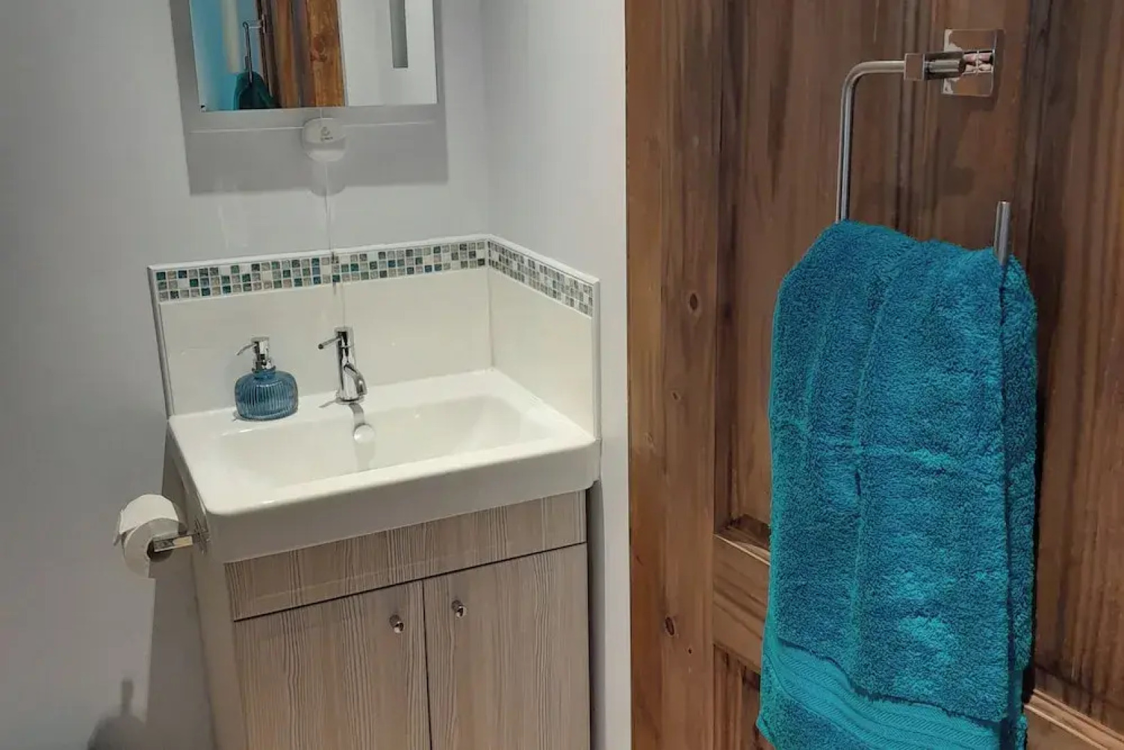 Canal-side 5-bed Cottage - Sleeps 10, Pet Friendly