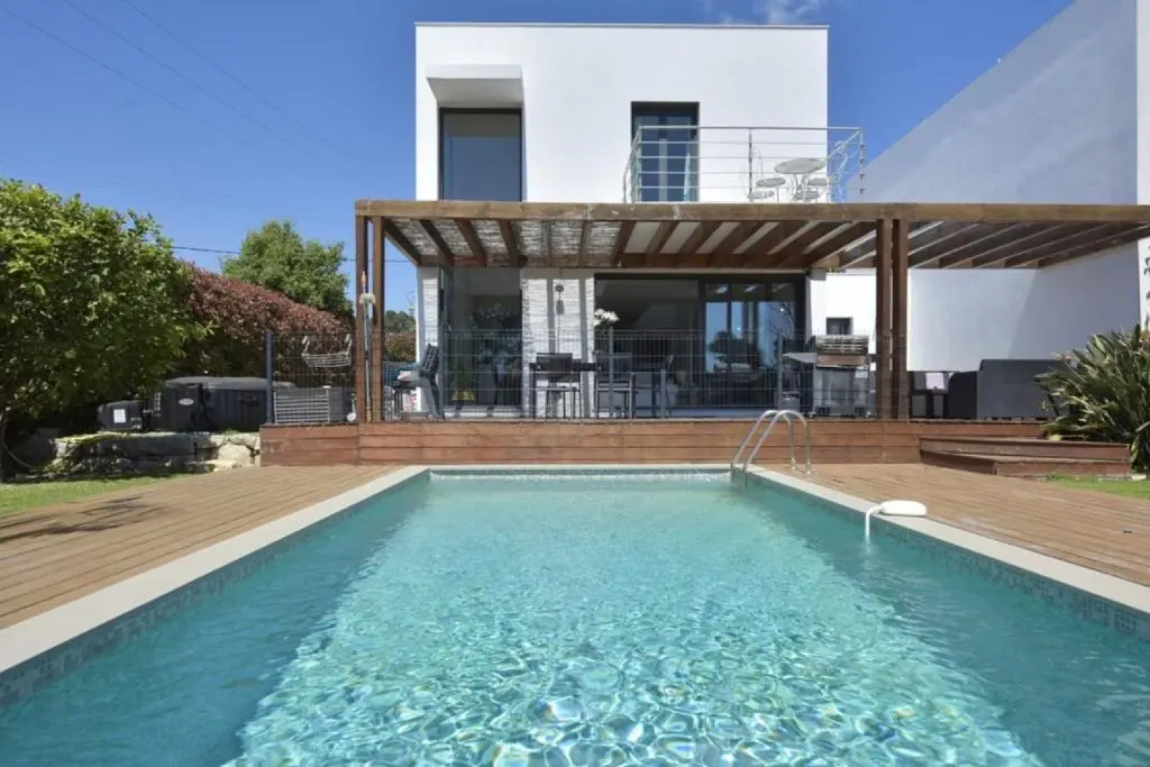 RARE Contemporary Villa with Swimming Pool & Jacuzzi 10 Minutes from
