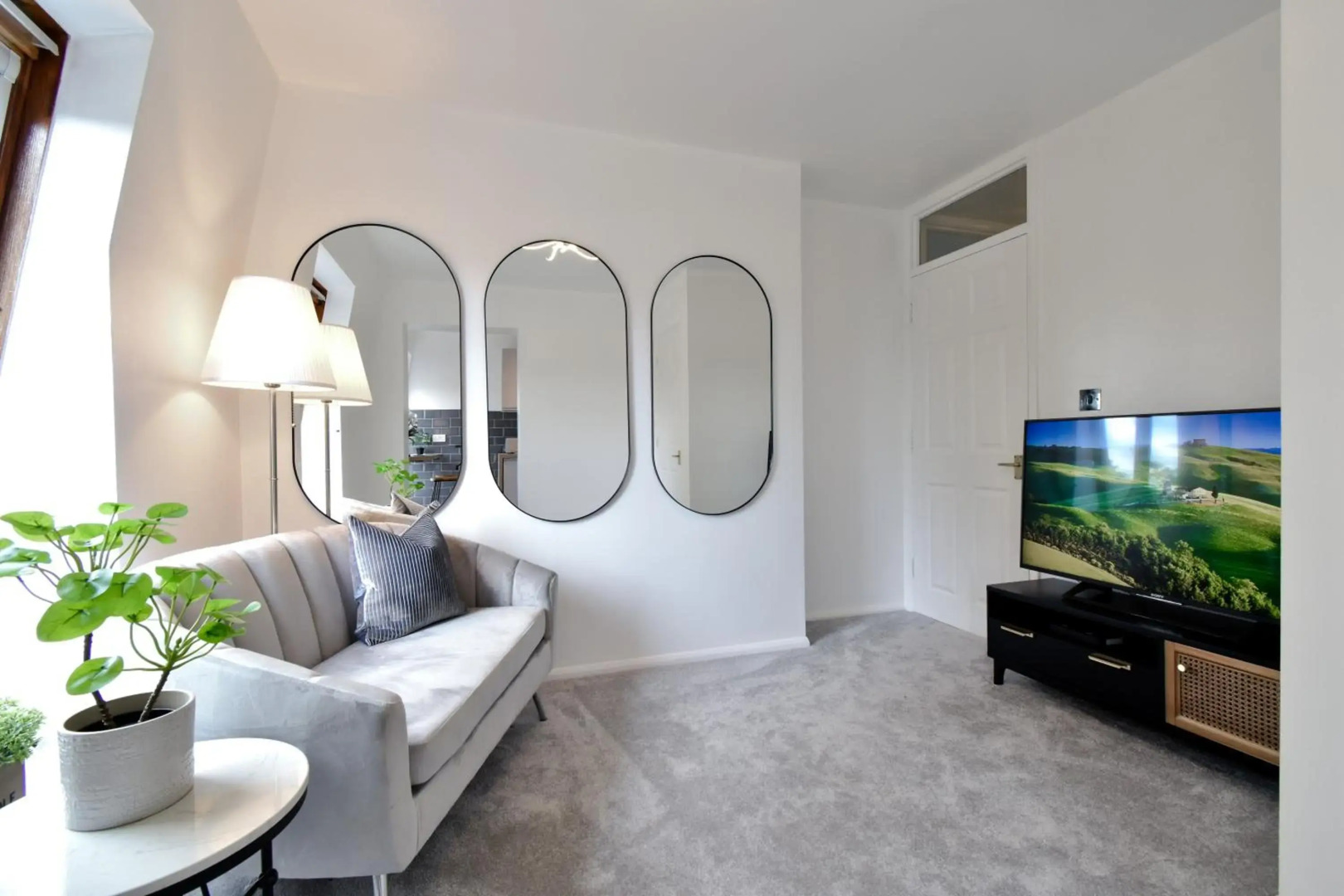 No. 8 - Top Floor Modern Apartment