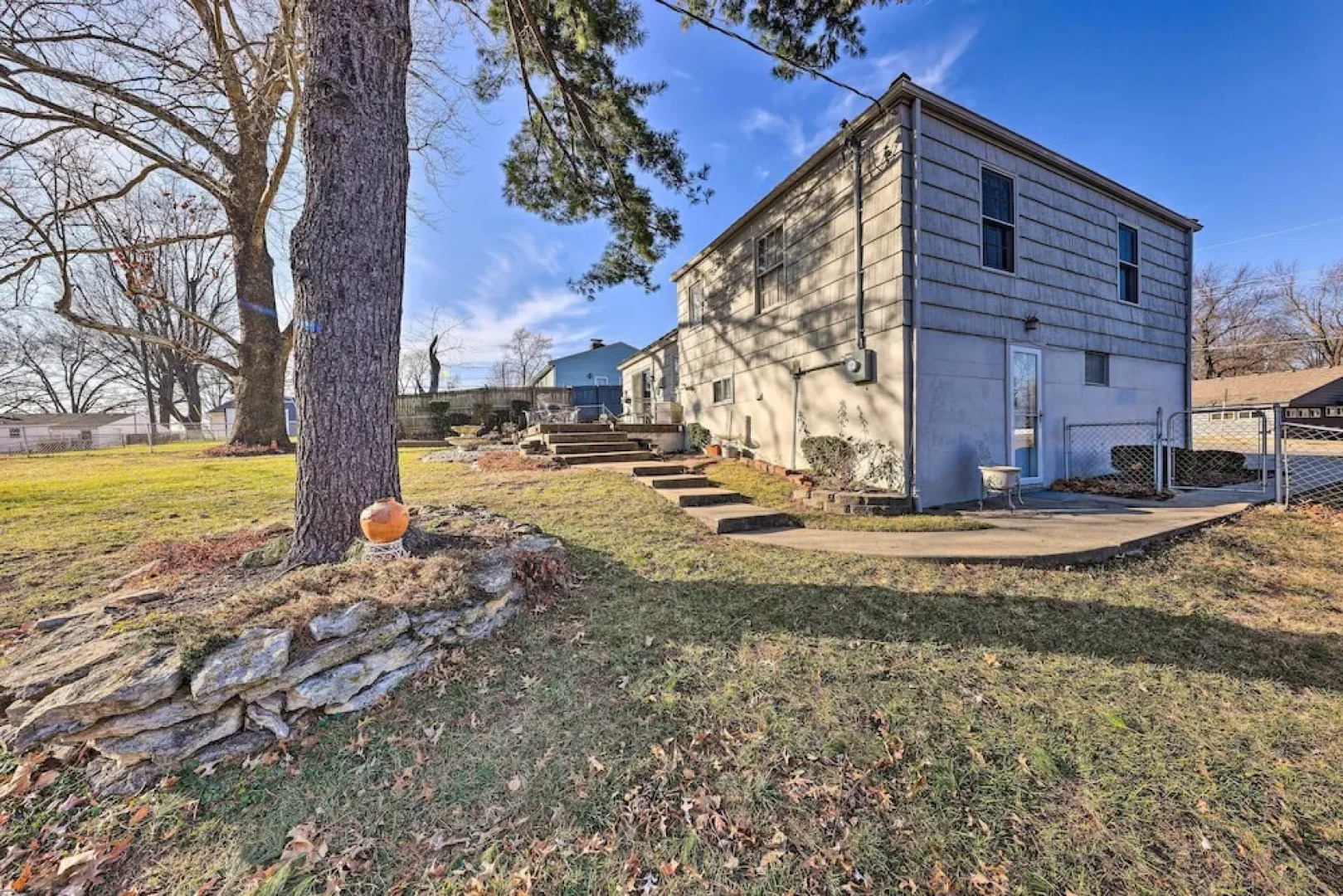 Cozy Kansas City Home w/ Yard - 9 Mi to Dtwn!