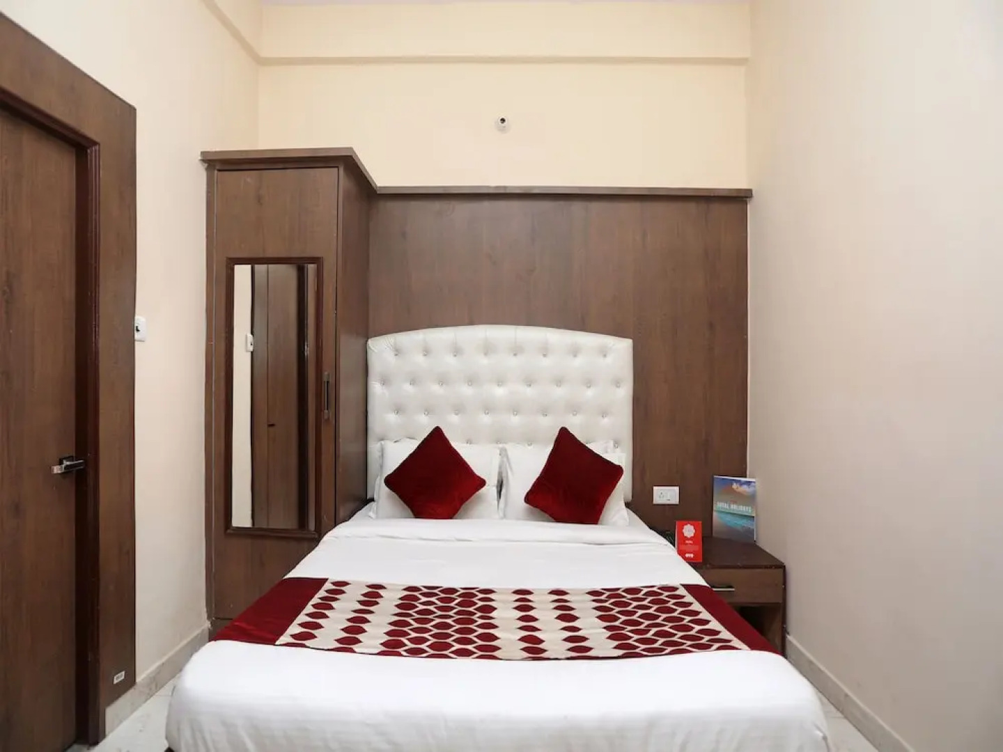 OYO 14949 Hotel Shashi Residency