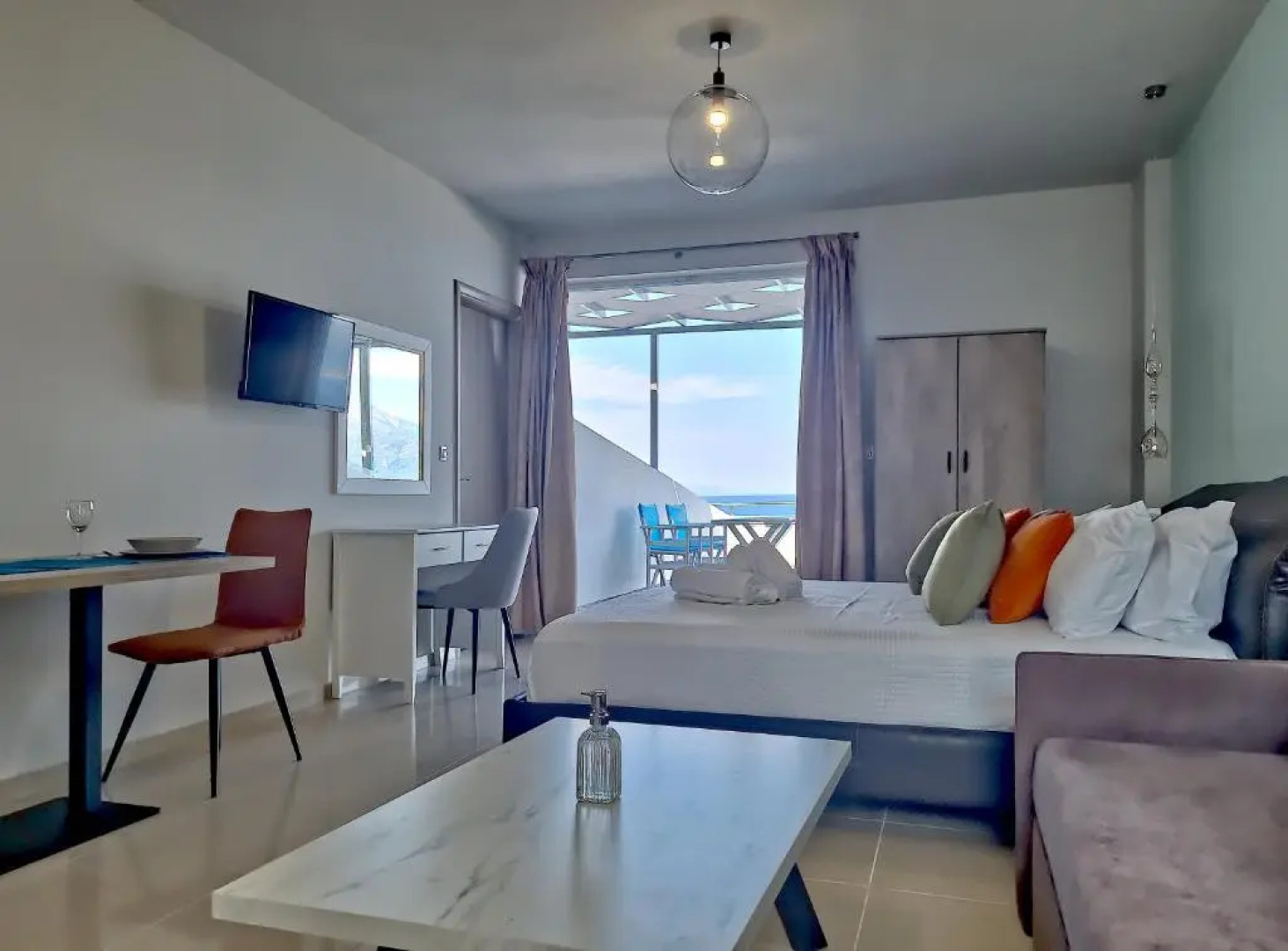 Epipleon Luxury Suites -105- Δωμάτιο 35τμ με βεράντα 35τμ μπροστά στη θάλασσα