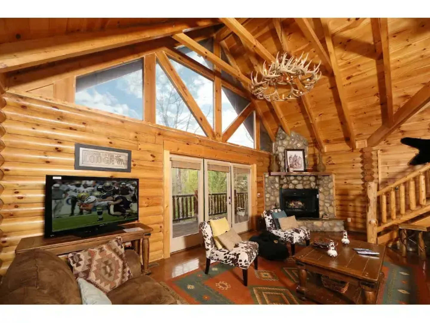 Black Bear Hideaway - Five Bedroom Cabin