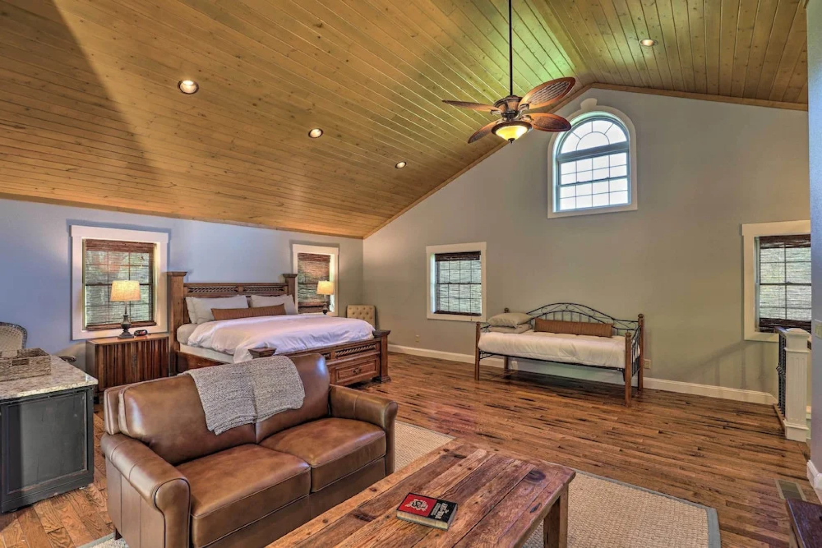 Game Room, Theater + Deck: Burnsville Cabin!