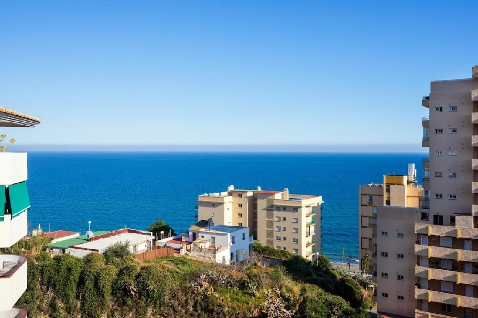2BR  Apartment with Sea View, Gym and Pool Ref 129