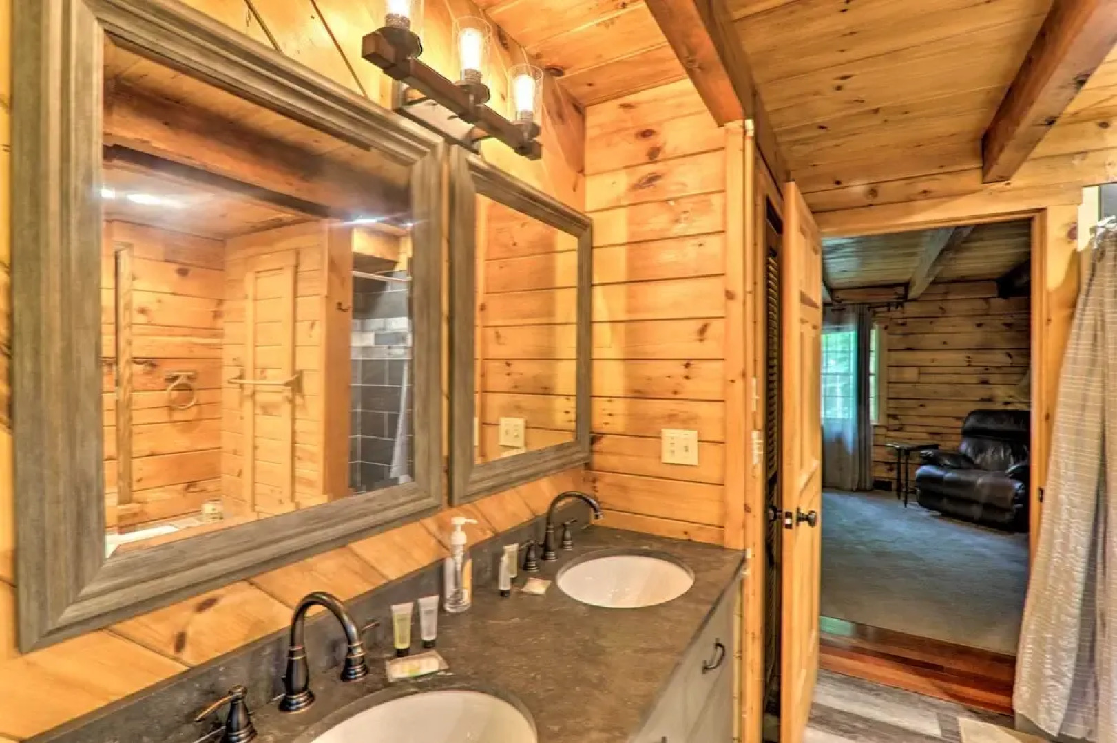 Spacious Cabin, 1 Block to Locust Lake Beach!