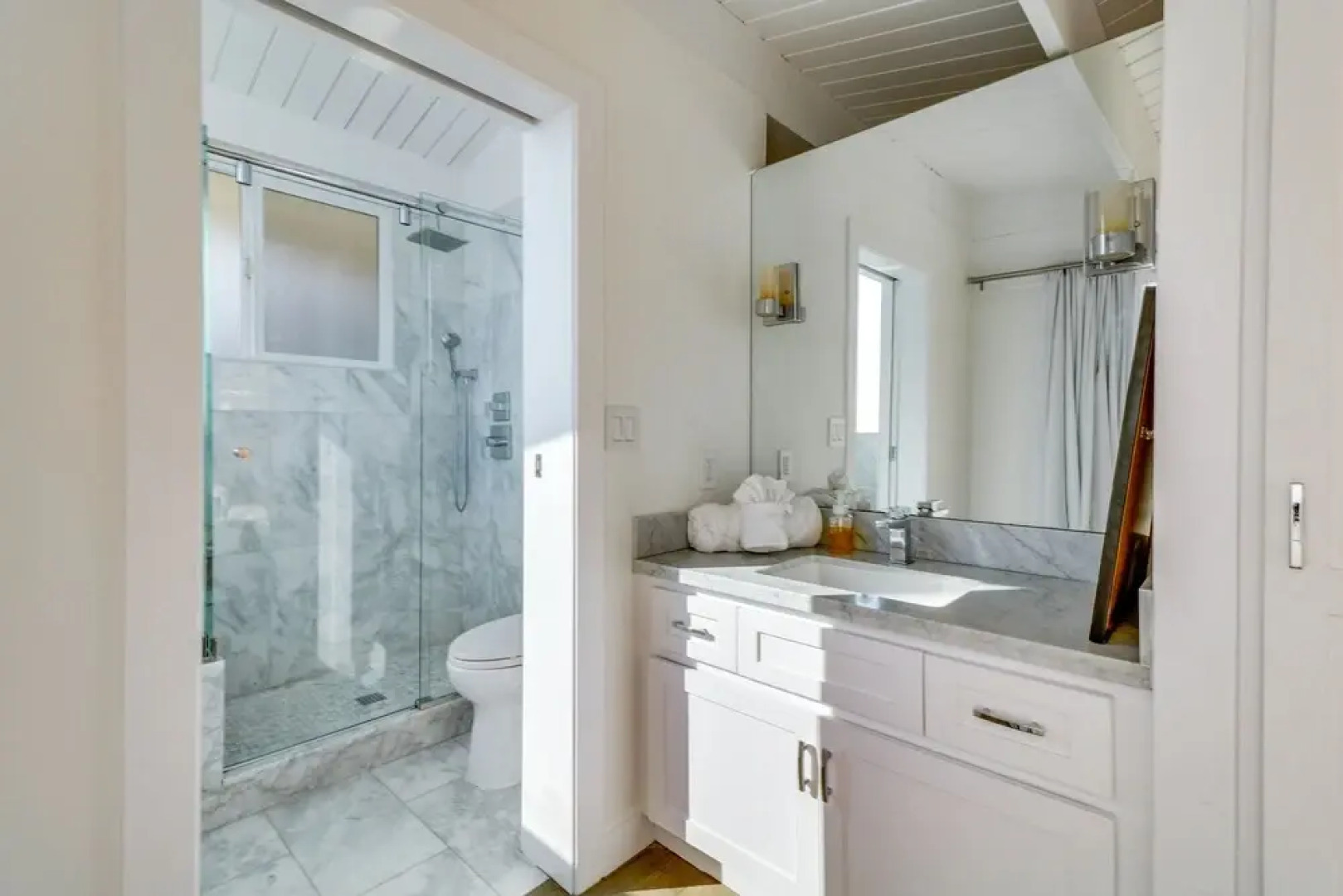 Beachfront Malibu Apartment w/ Ocean-view Balcony