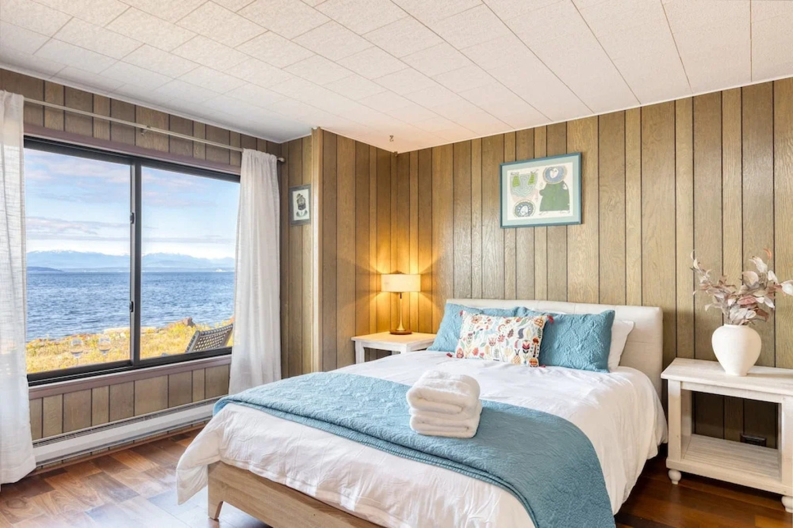 Vintage Beach House by Avantstay Waterfront Home