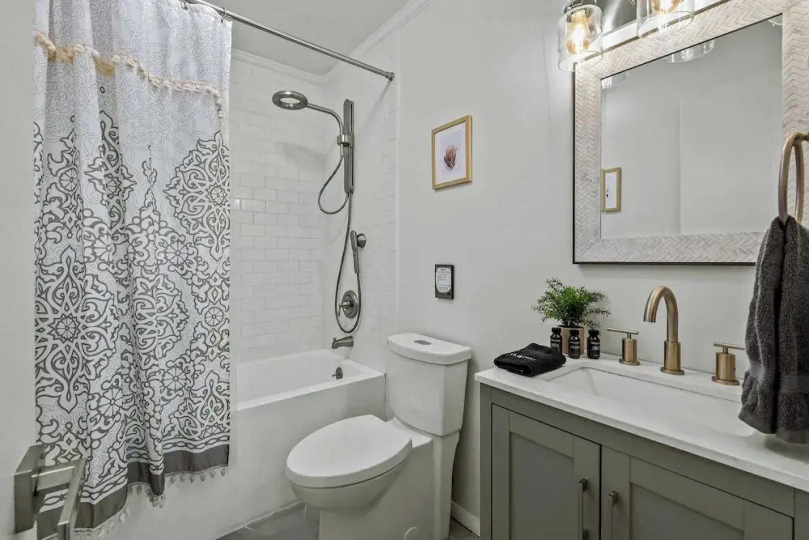 Lake It Right by Avantstay Lakefront w/ Dock, Hot Tub, Fire Pit & Game Room