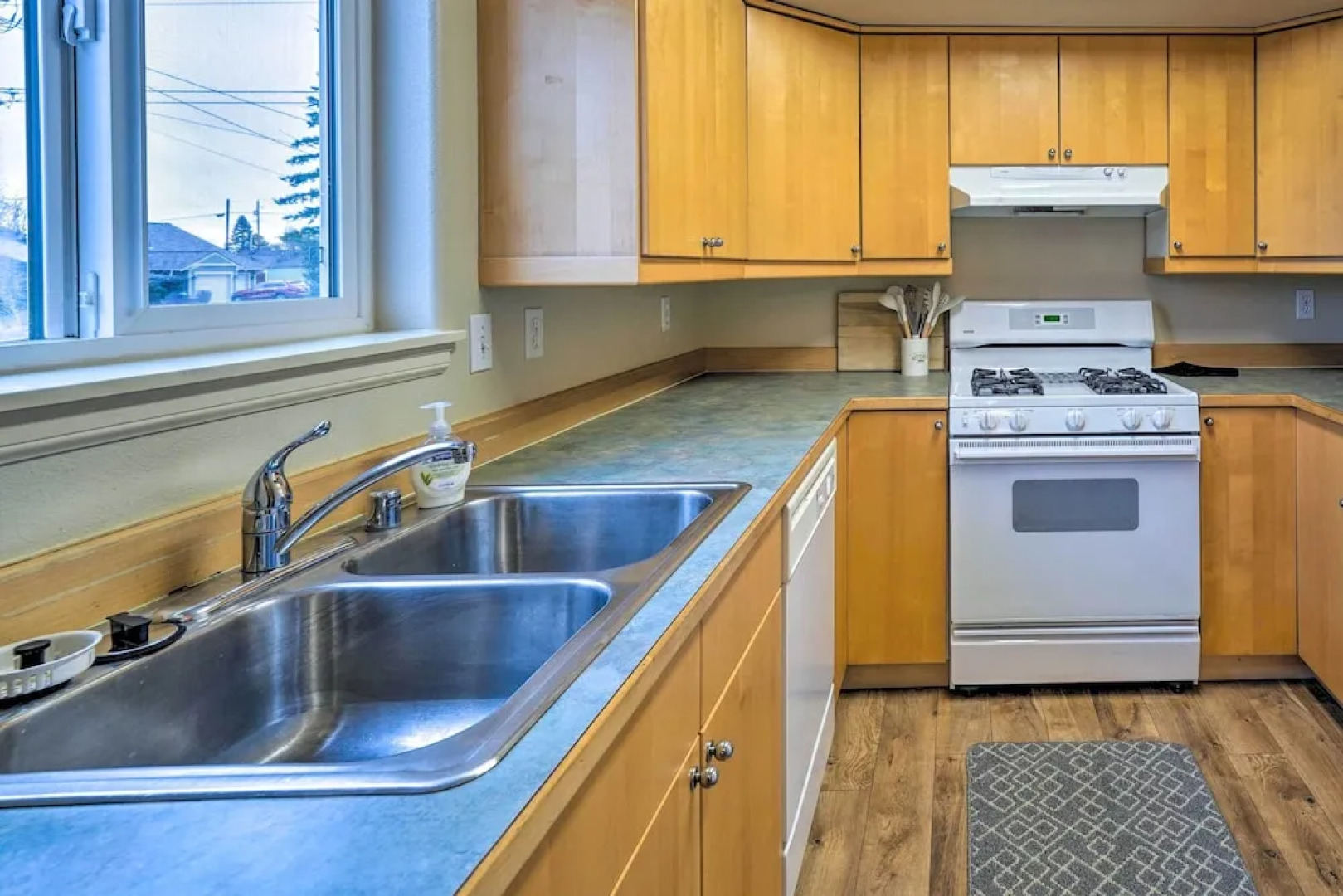 Anacortes Condo - Walk to Town, Marina, + Bay!