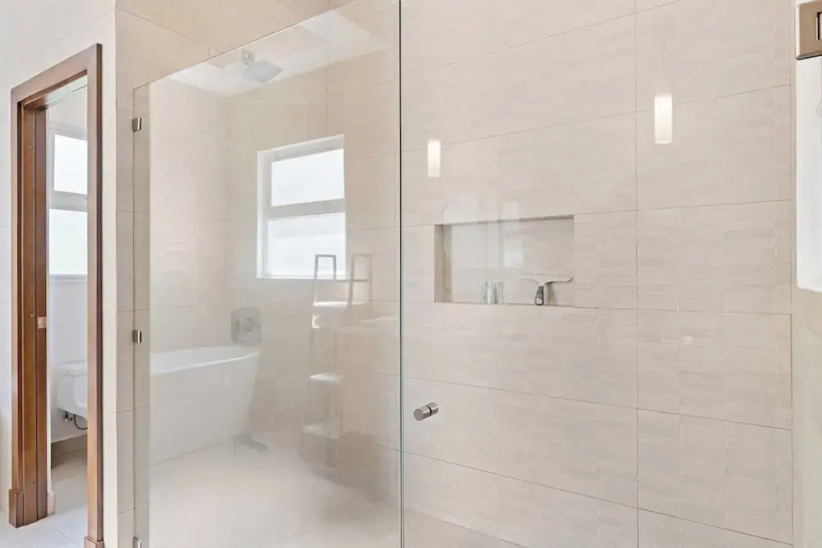 Luxurious Home with Bright, Modern Design and Private Infinity Pool in High-End Community