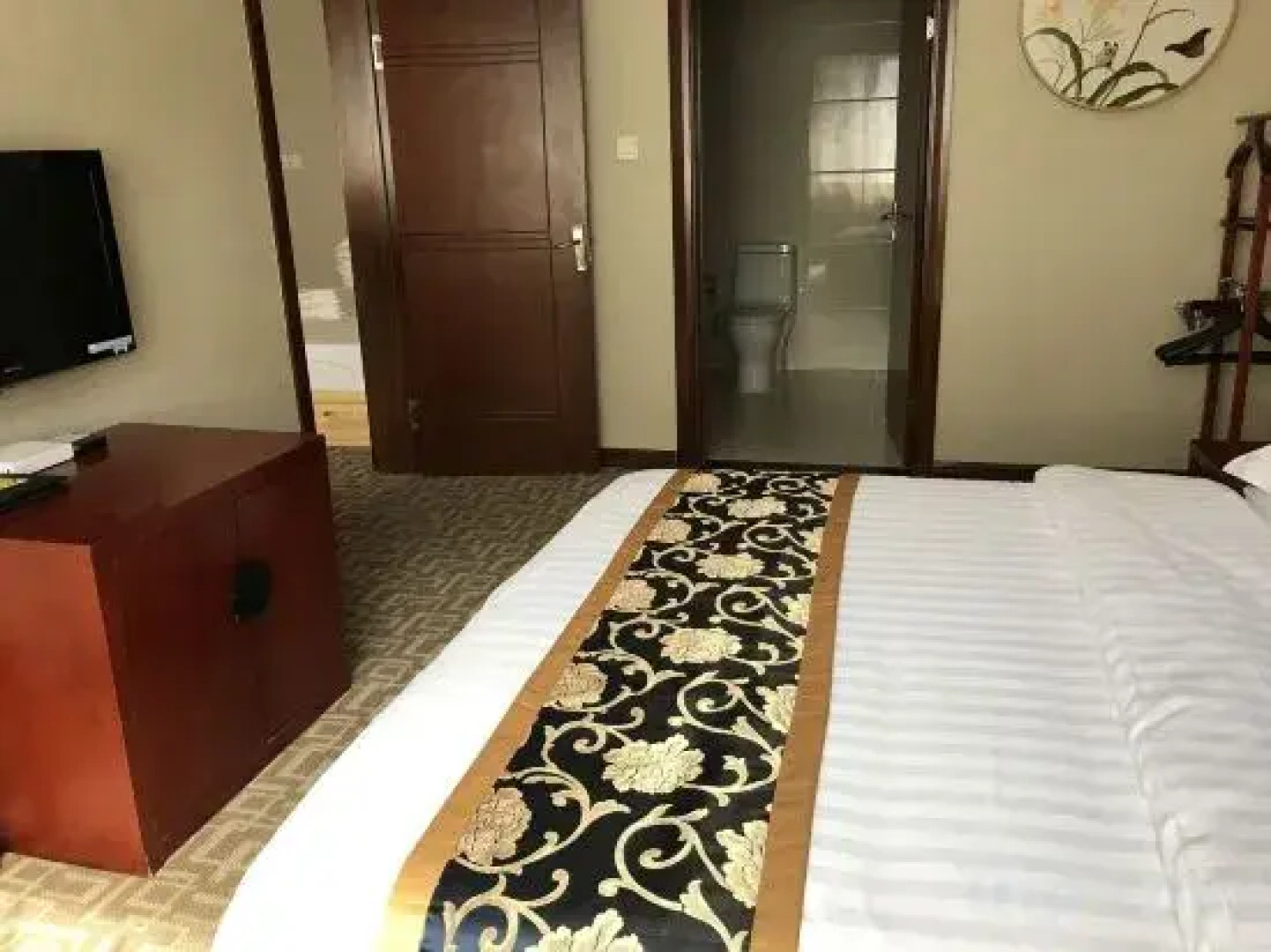 Junyue Baihe Theme Hotel