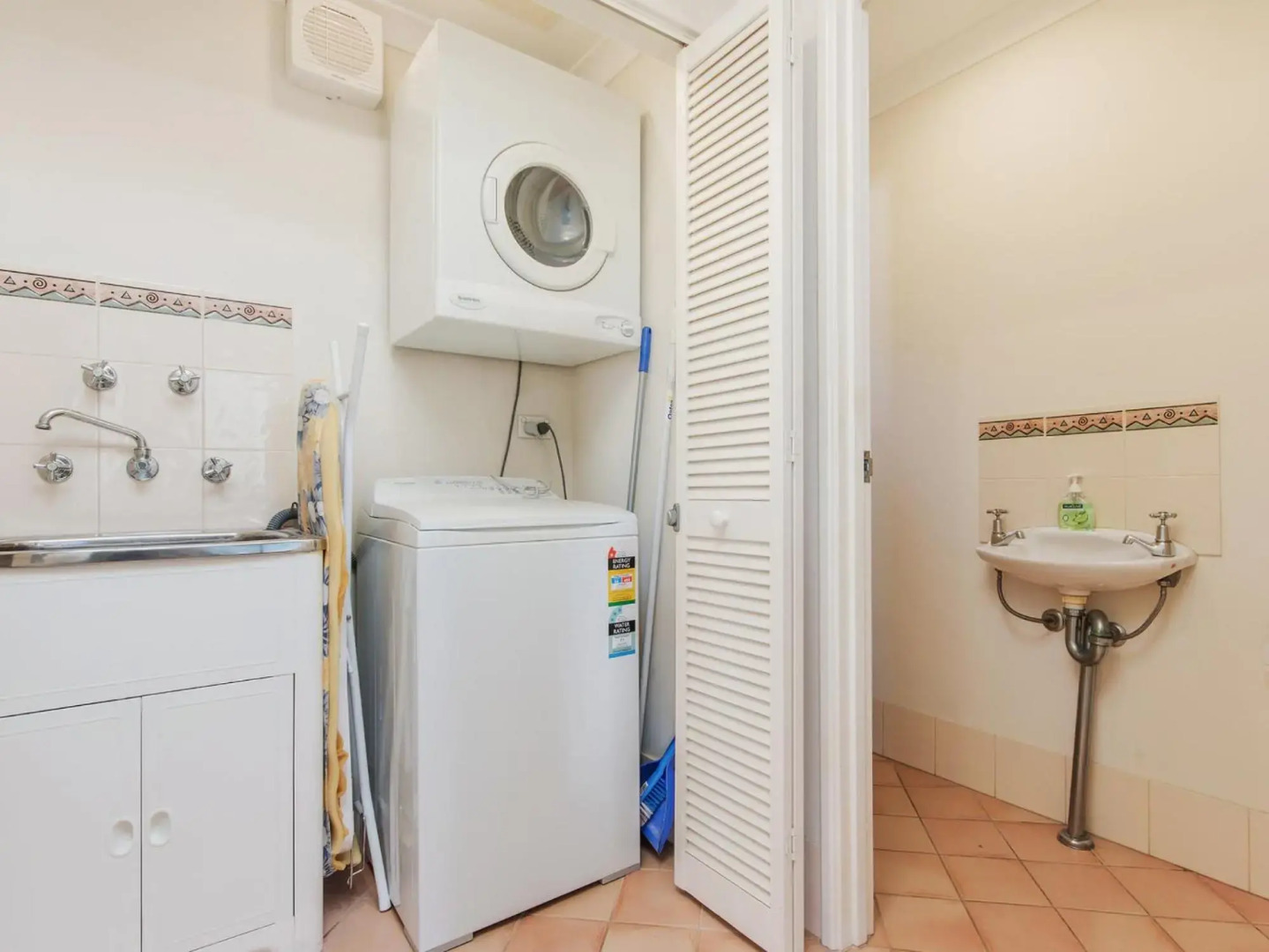 Waters Edge Apartment with Jetty