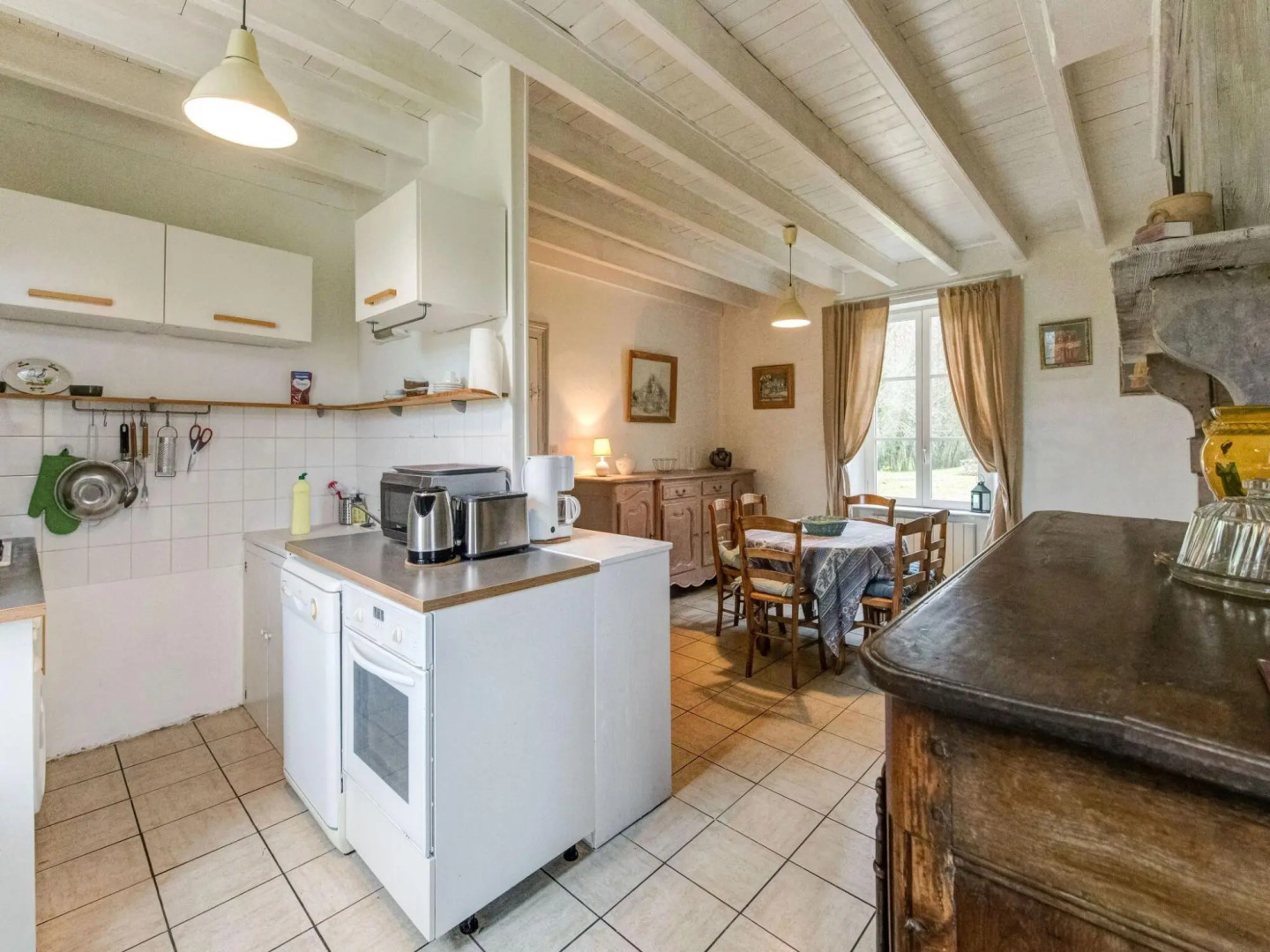 Pretty Holiday Home in Golleville with Private Garden