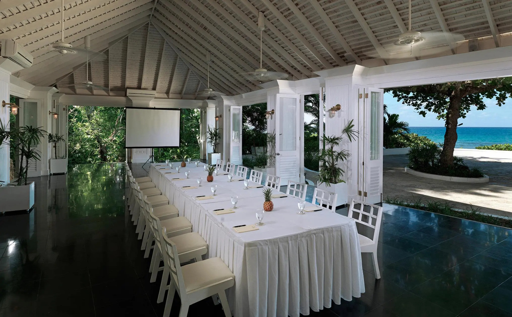 Round Hill Hotel And Villas