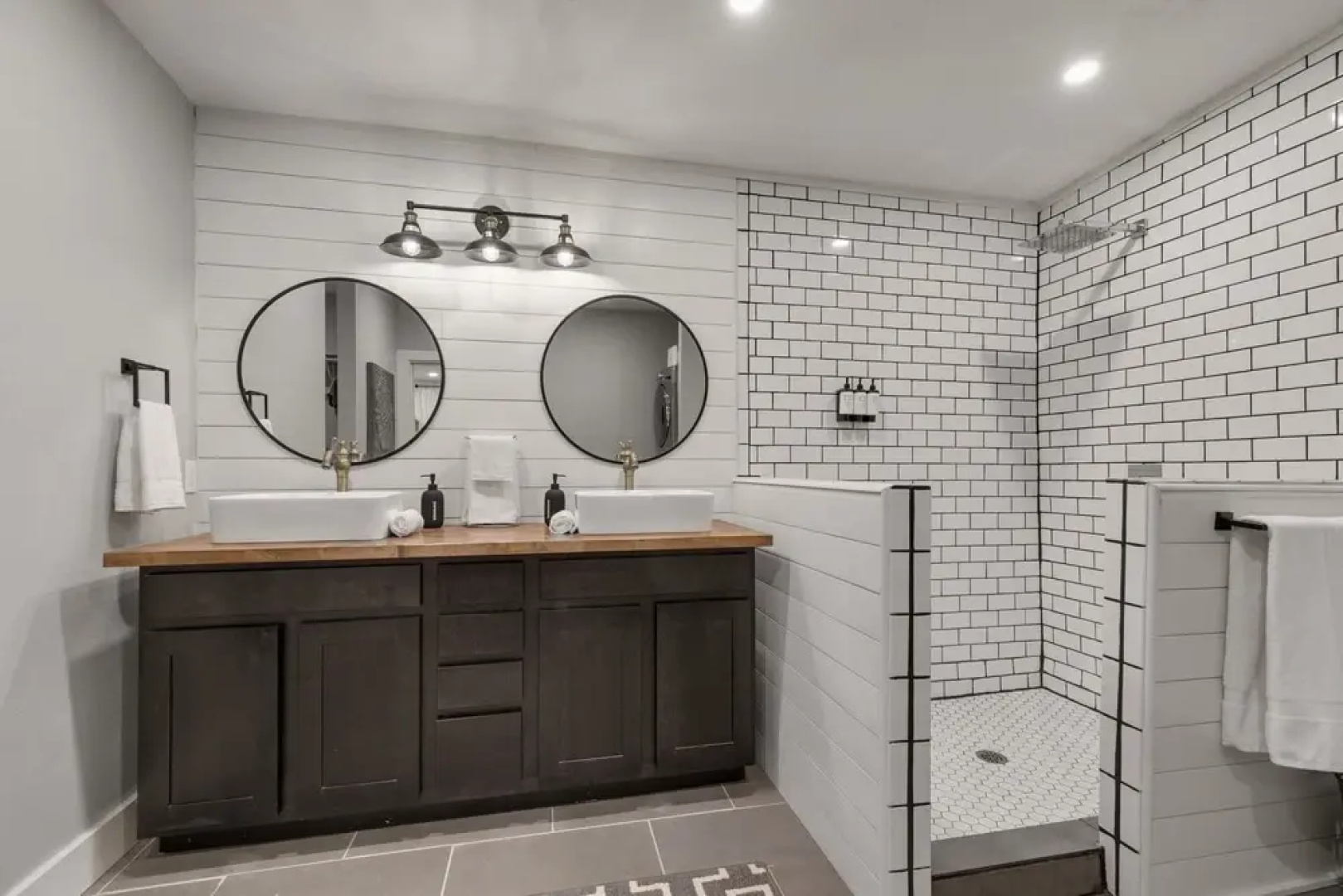 New Modern Farmhouse With Hot Tub, Fire Pit, & Games